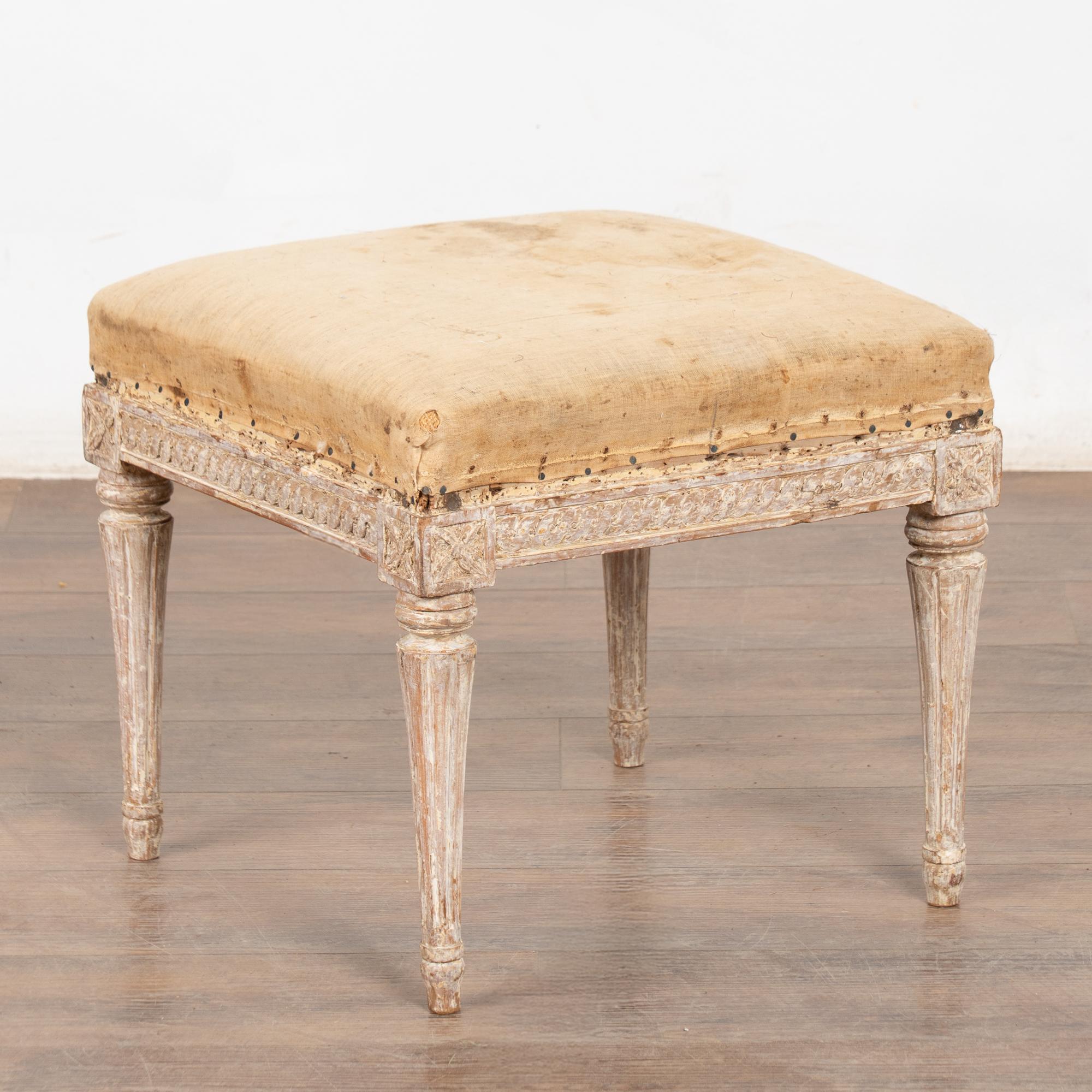 Questo grazioso sgabello svedese ha una gonna decorativa intagliata che poggia su gambe tornite e scanalate.
La finitura verniciata in bianco antico è stata delicatamente scrostata e affilata per conferire a questo sgabello svedese un fascino antico