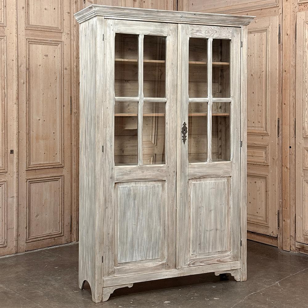 La libreria svedese del XIX secolo imbiancata a calce presenta un'architettura maestosa e sartoriale che la rende incredibilmente versatile in un'ampia varietà di stili di arredamento.  Realizzata a mano con pino indigeno di vecchia crescita,
