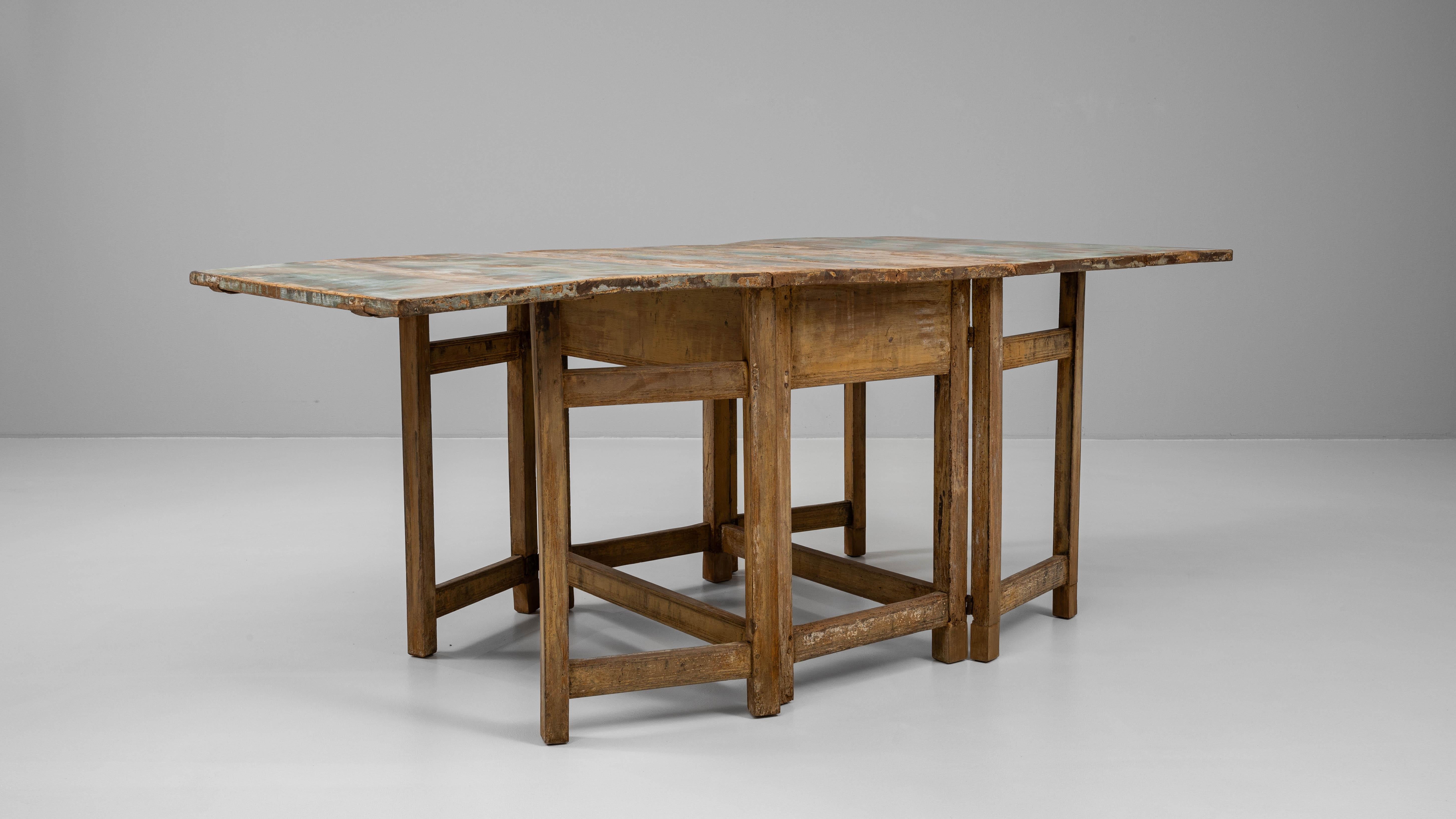 19th Century Swedish Wood Patinated Drop Leaf Table en vente 4