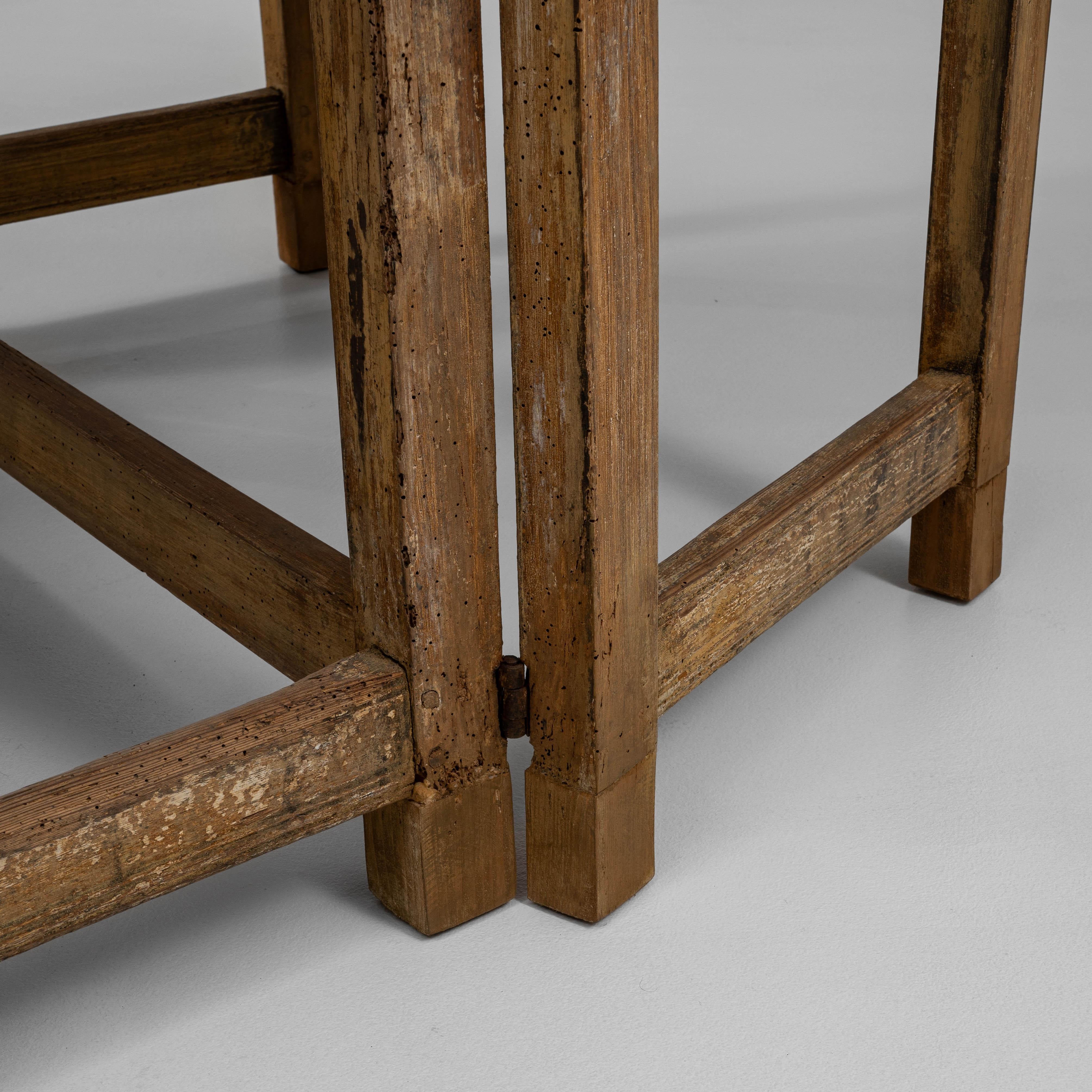 19th Century Swedish Wood Patinated Drop Leaf Table en vente 8