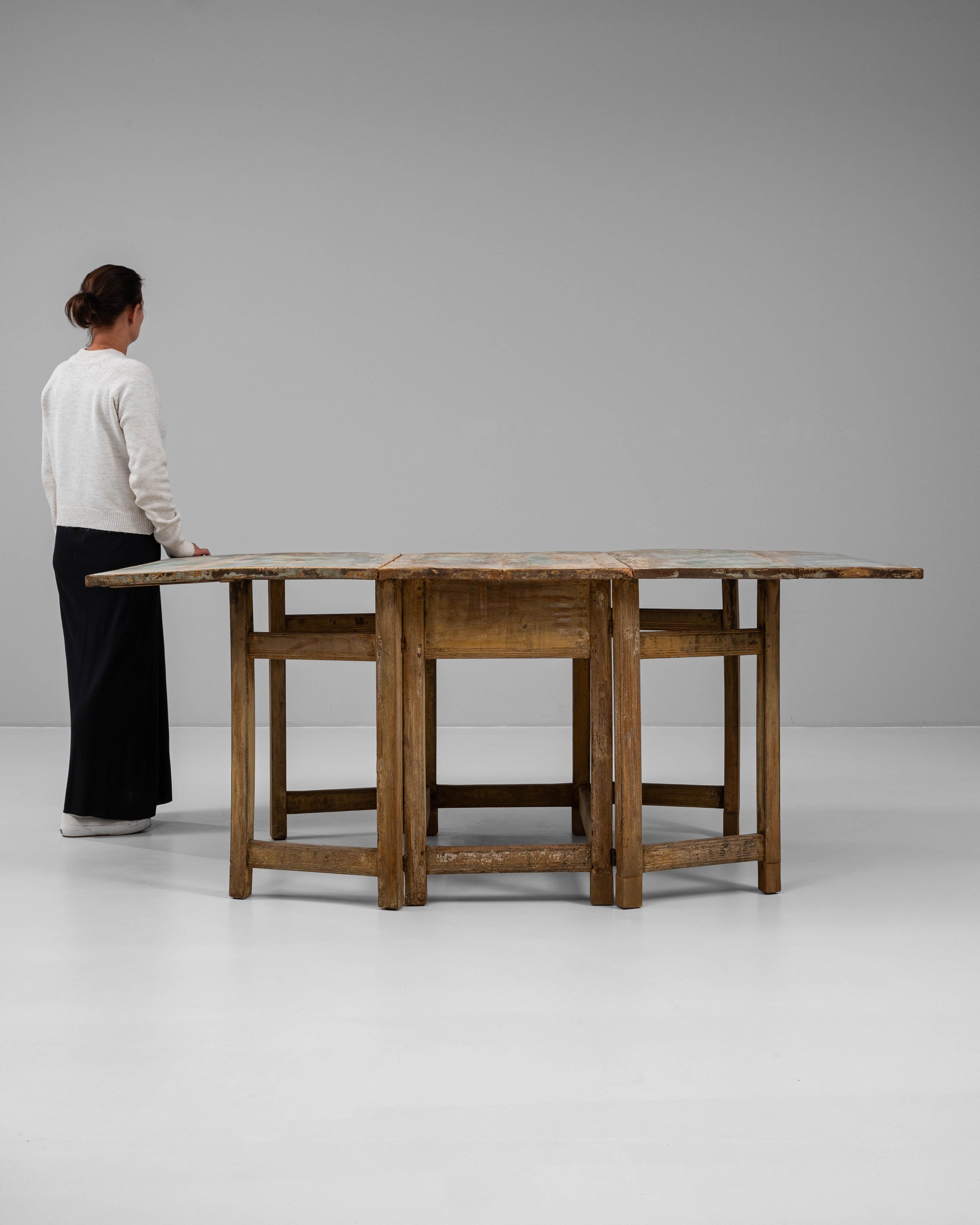 Suédois 19th Century Swedish Wood Patinated Drop Leaf Table en vente
