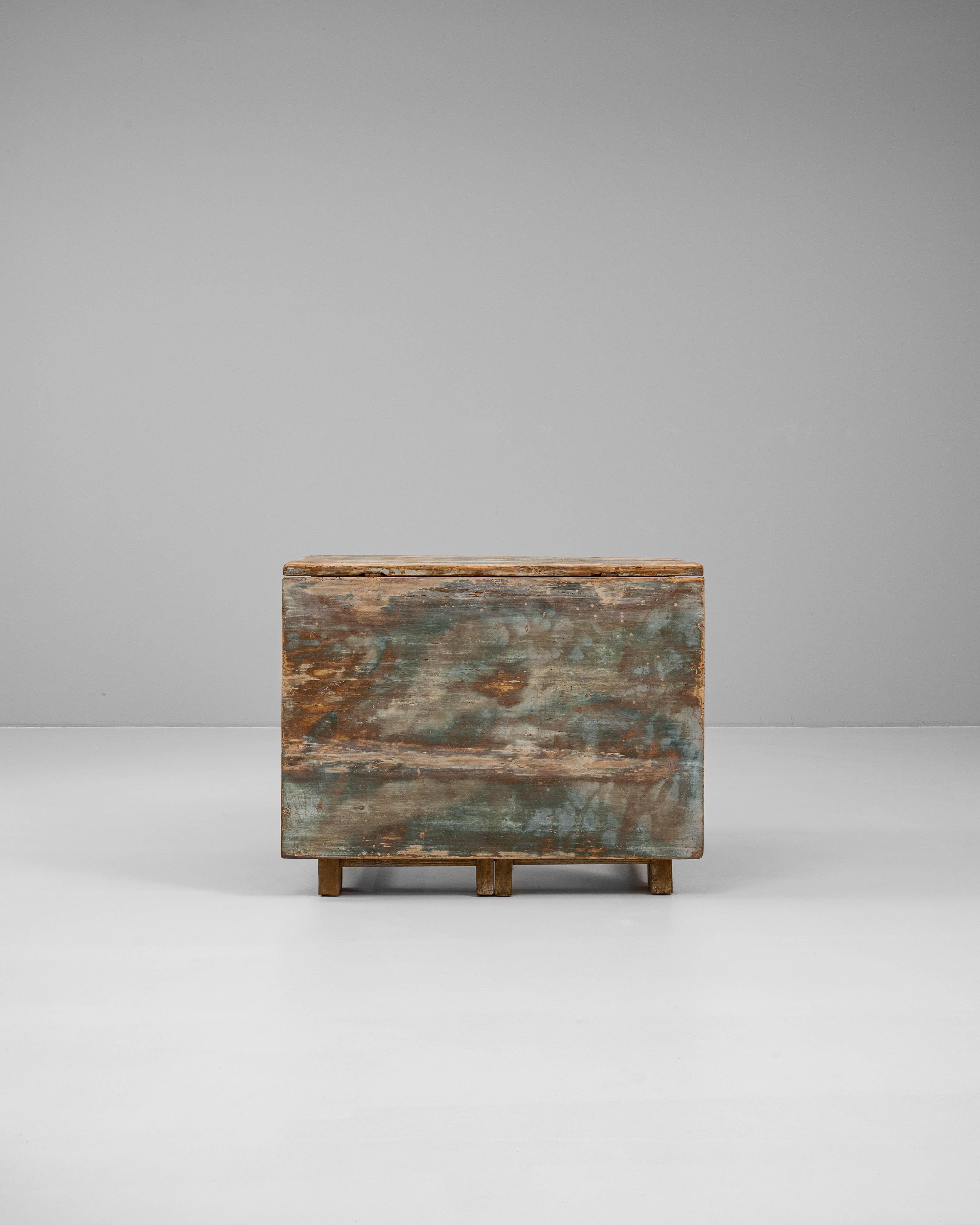 XIXe siècle 19th Century Swedish Wood Patinated Drop Leaf Table en vente