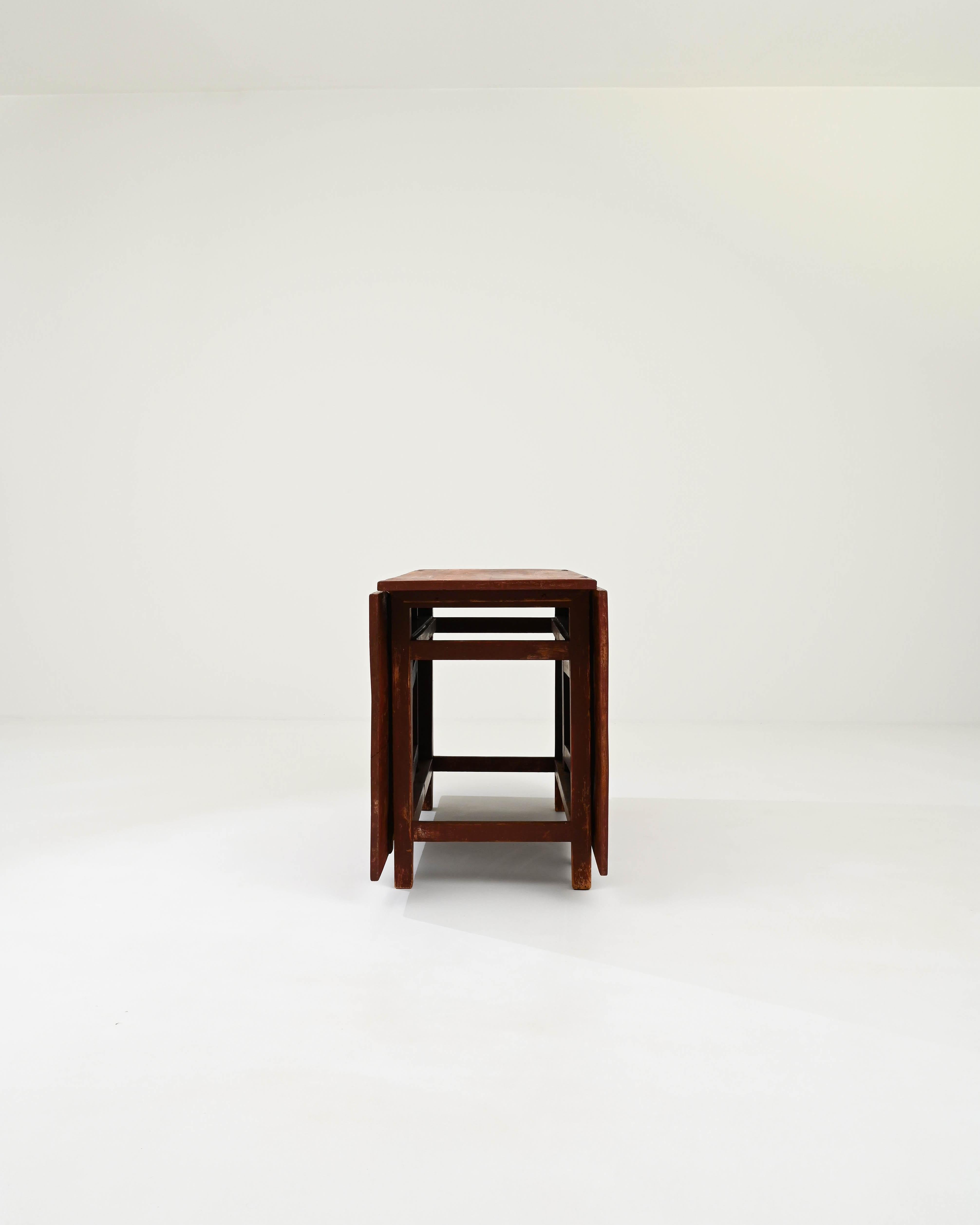 Une table en bois créée au 19e siècle en Suède. Rappelant une époque plus simple, cette charmante table à feuilles tombantes confère une aura curieuse. Les deux grandes feuilles s'élancent de chaque côté et sont soutenues par un ensemble de supports