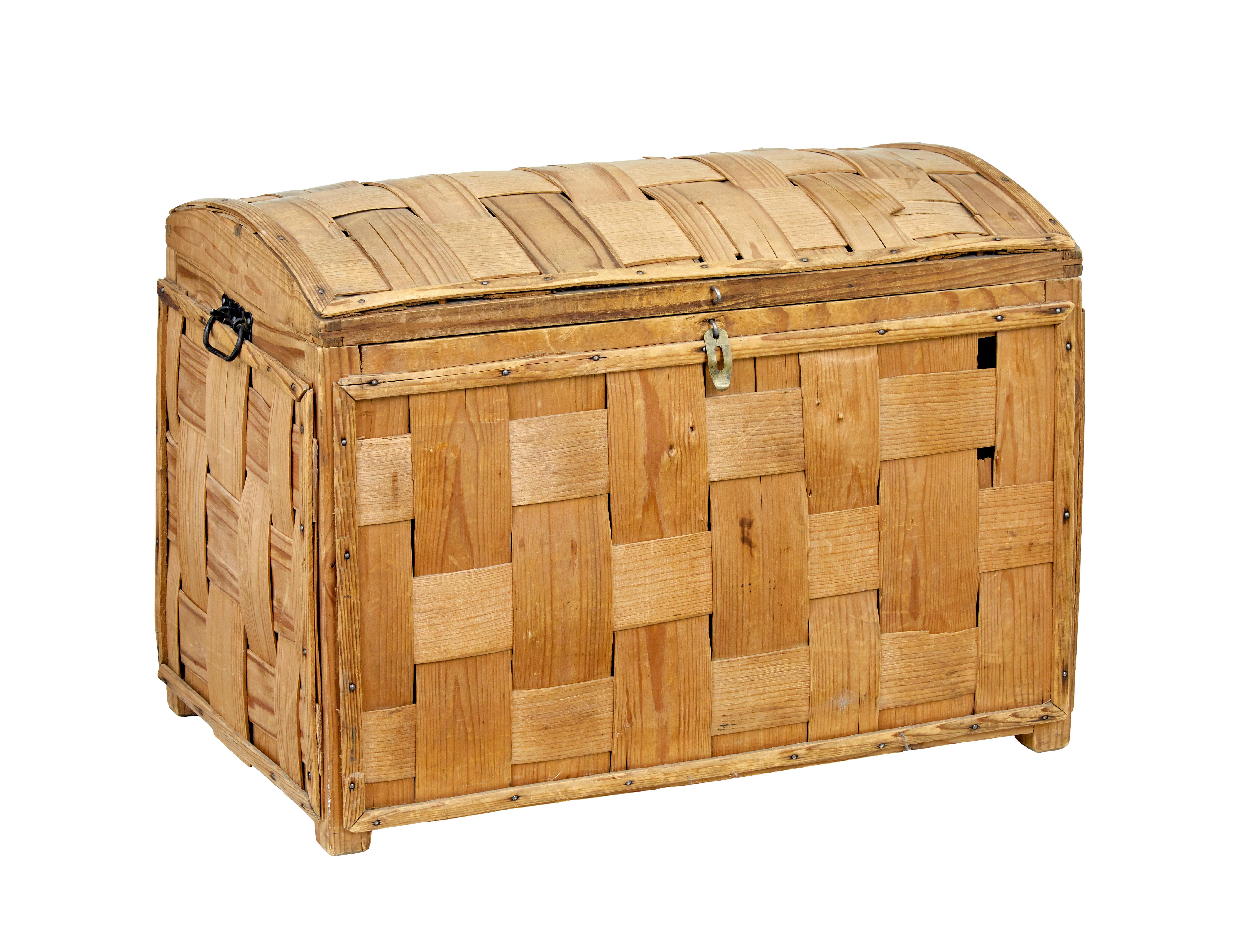 Late 19th Century Scandinavian woven pine dome top trunk circa 1890.

Traditional hand made Swedish dome top chest, made from weaving strips of pine, held in place by a pine frame.  Practical piece ready for everyday use.

Top with latch, carrying
