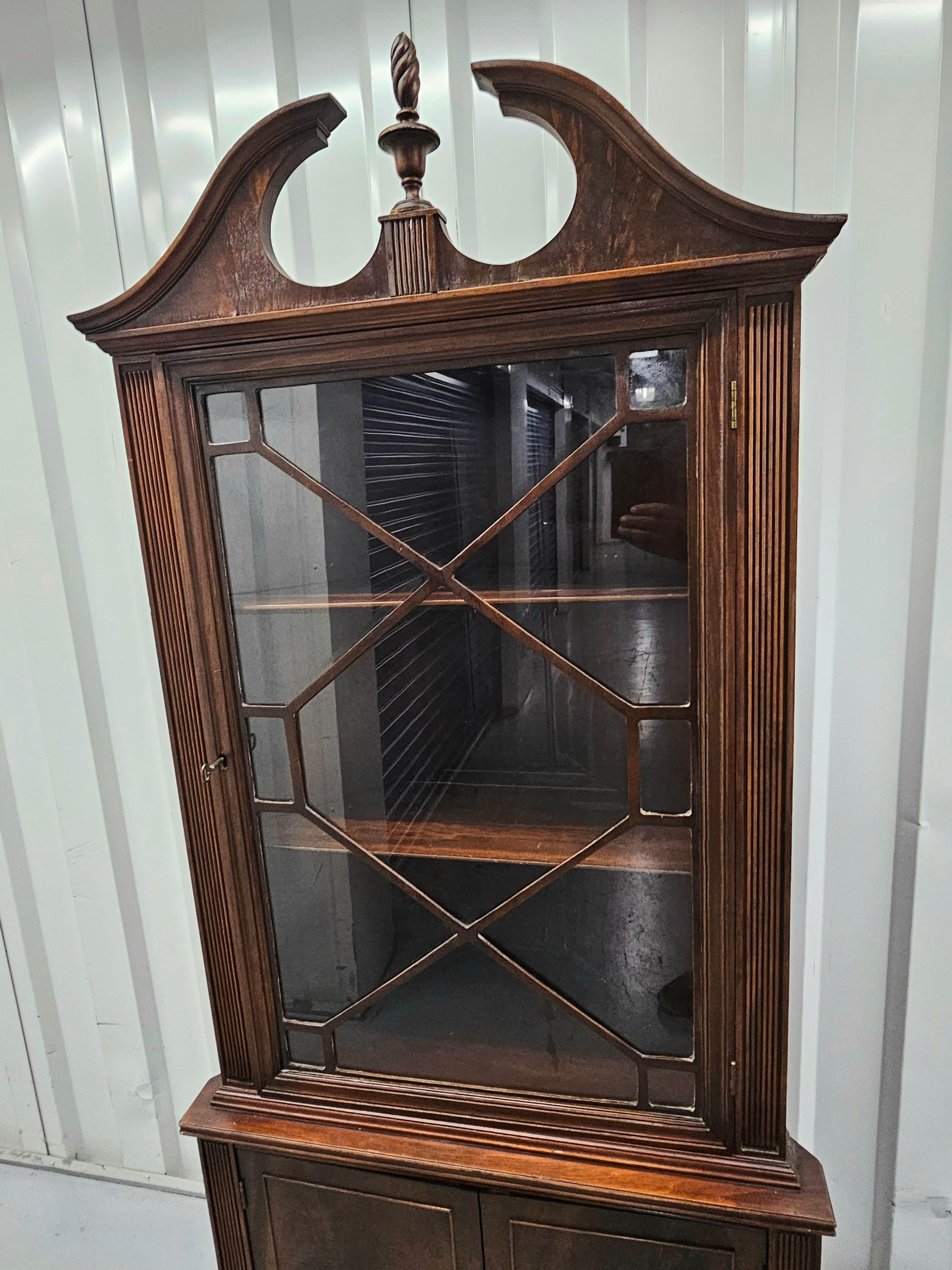 19th Century Swirl Mahogany Georgian Corner Cabinet For Sale 4