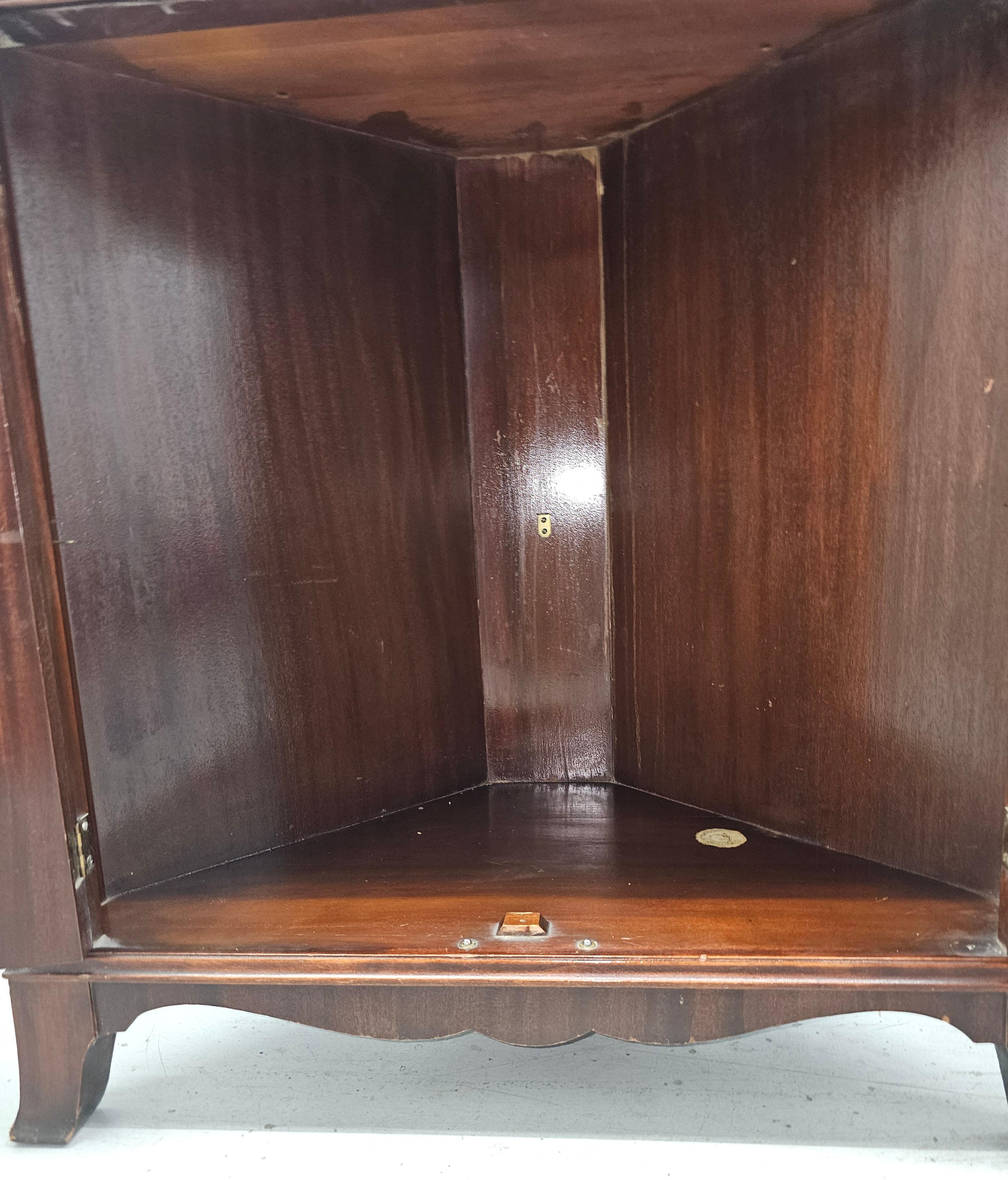 American 19th Century Swirl Mahogany Georgian Corner Cabinet For Sale