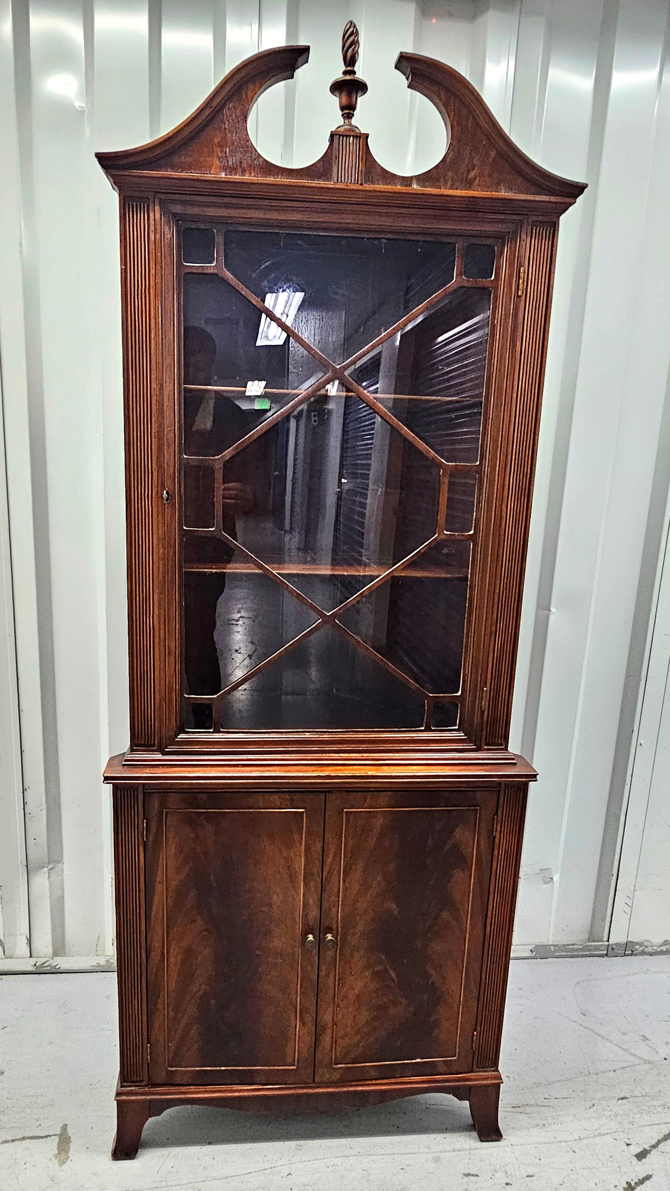 19th Century Swirl Mahogany Georgian Corner Cabinet In Good Condition For Sale In Germantown, MD