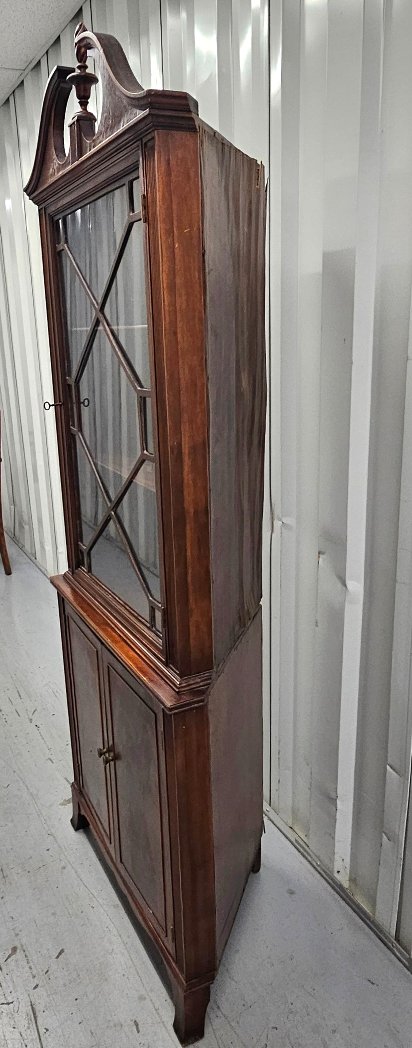 19th Century Swirl Mahogany Georgian Corner Cabinet For Sale 2