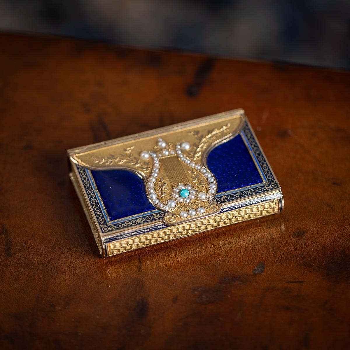 La registrazione del suono del carillon è disponibile su richiesta

Antico carillon in oro 18k e smalto dell'inizio del XIX secolo Eleganza della forma rettangolare, a forma di busta, con lati anteriori e posteriori convessi. Il coperchio e la base