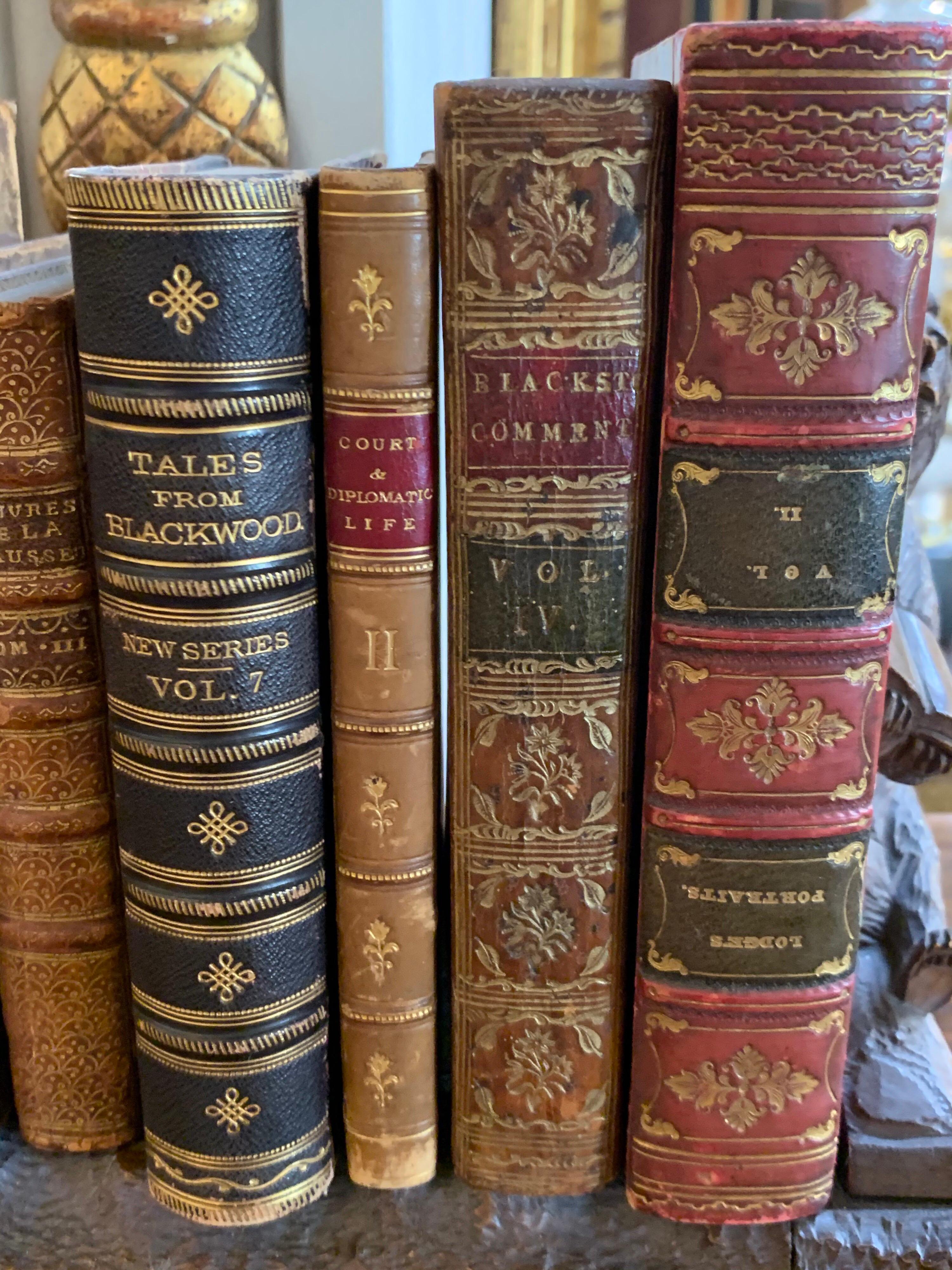 Sculpté Serre-livres de la Forêt Noire suisse du 19ème siècle avec 11 livres anciens en vente