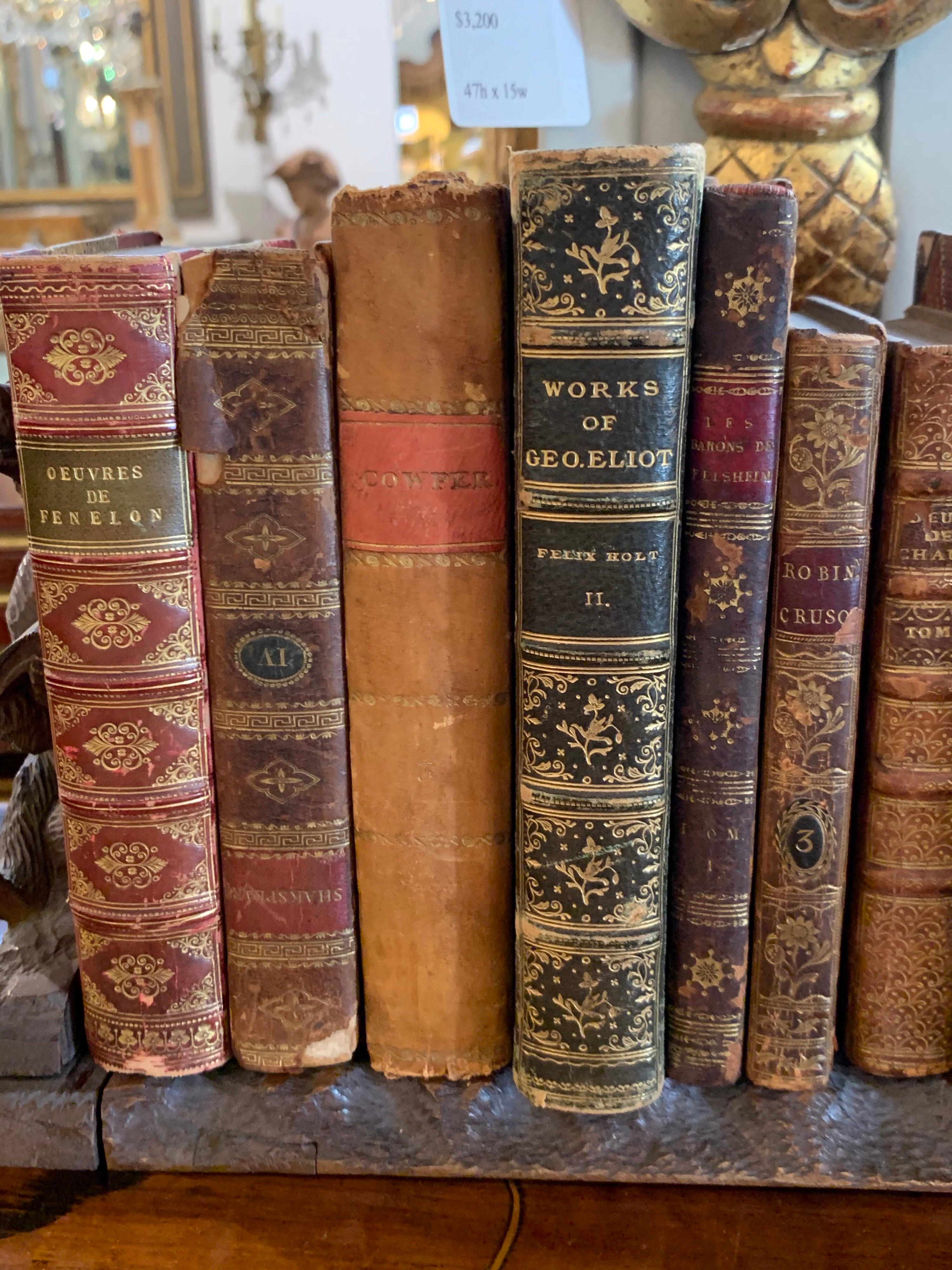 Serre-livres de la Forêt Noire suisse du 19ème siècle avec 11 livres anciens Bon état - En vente à Dallas, TX