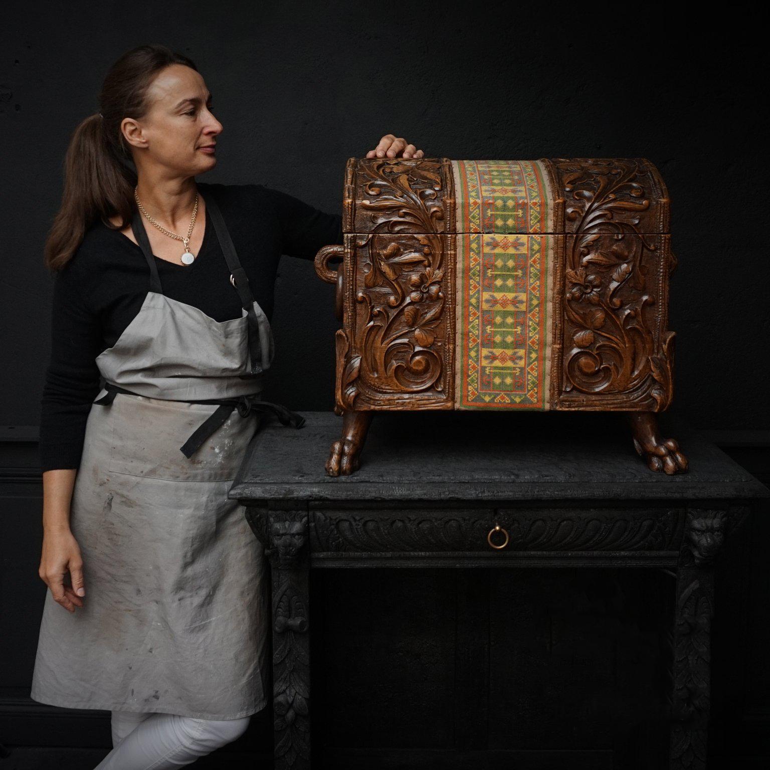 Charming hand carved mid-sized wooden Folk Art dowry chest from the Black Forest area of Switzerland, made circa the turn of the century. 

It features a beautifully hand carved floral and vine Acanthus motif and has 'claw-like' feet.
Two side