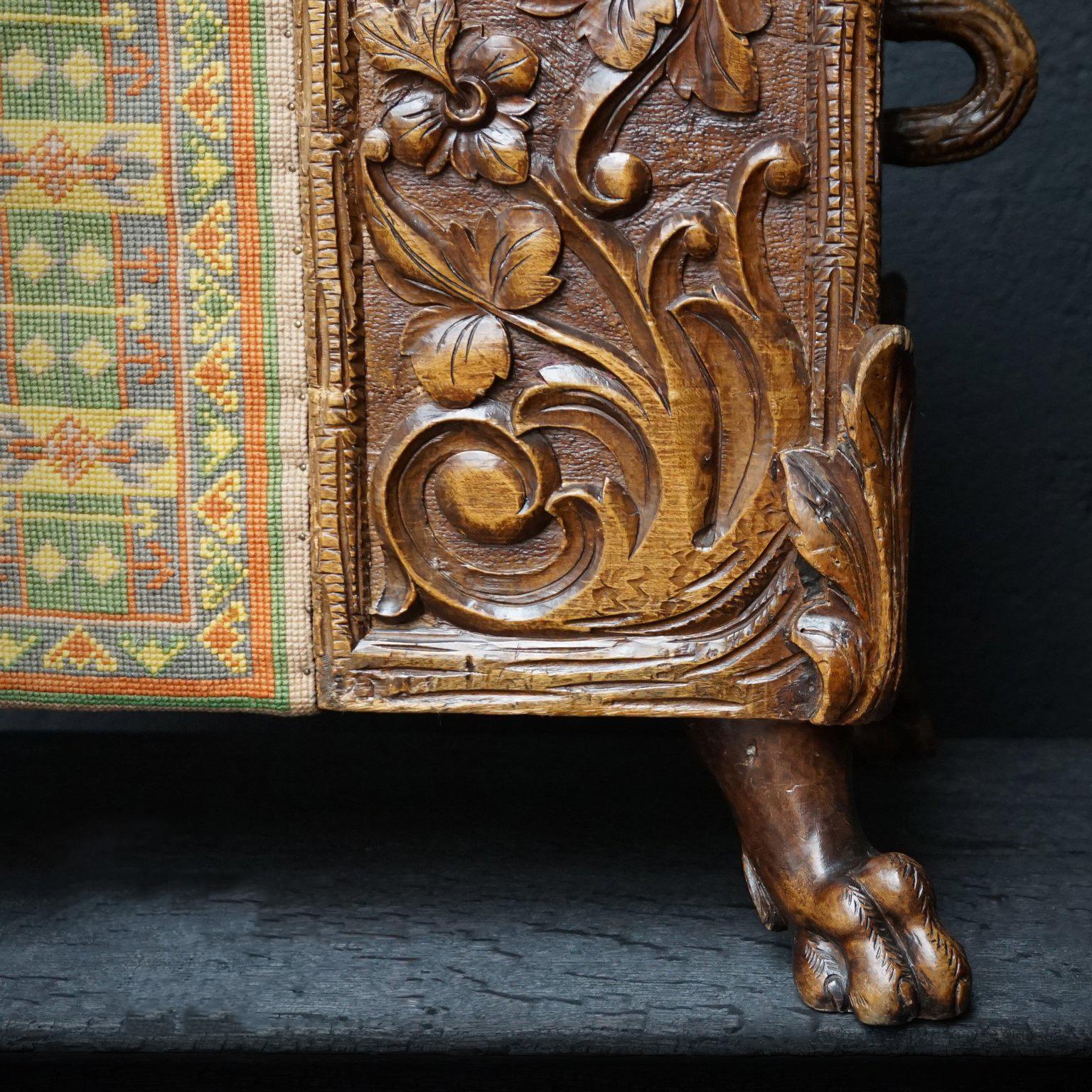 coffre ou malle de dot du 19ème siècle:: sculpté en Forêt Noire suisse avec travail à l'aiguille Bon état - En vente à Haarlem, NL