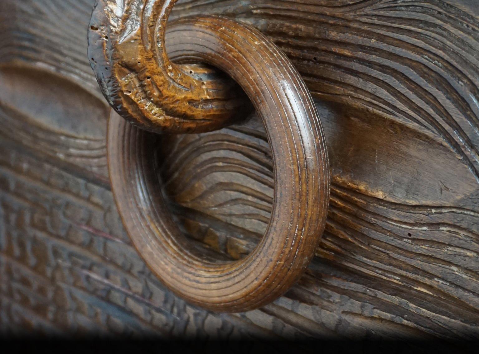 Tissu coffre ou malle de dot du 19ème siècle:: sculpté en Forêt Noire suisse avec travail à l'aiguille en vente