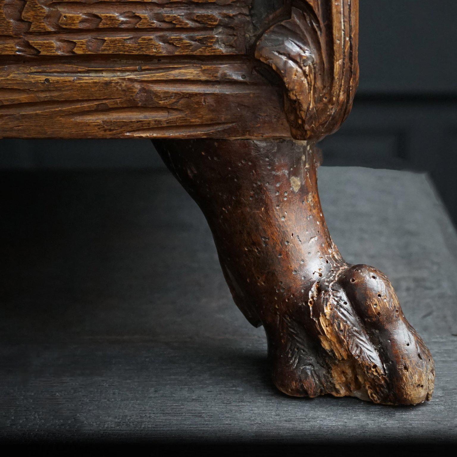 coffre ou malle de dot du 19ème siècle:: sculpté en Forêt Noire suisse avec travail à l'aiguille en vente 1