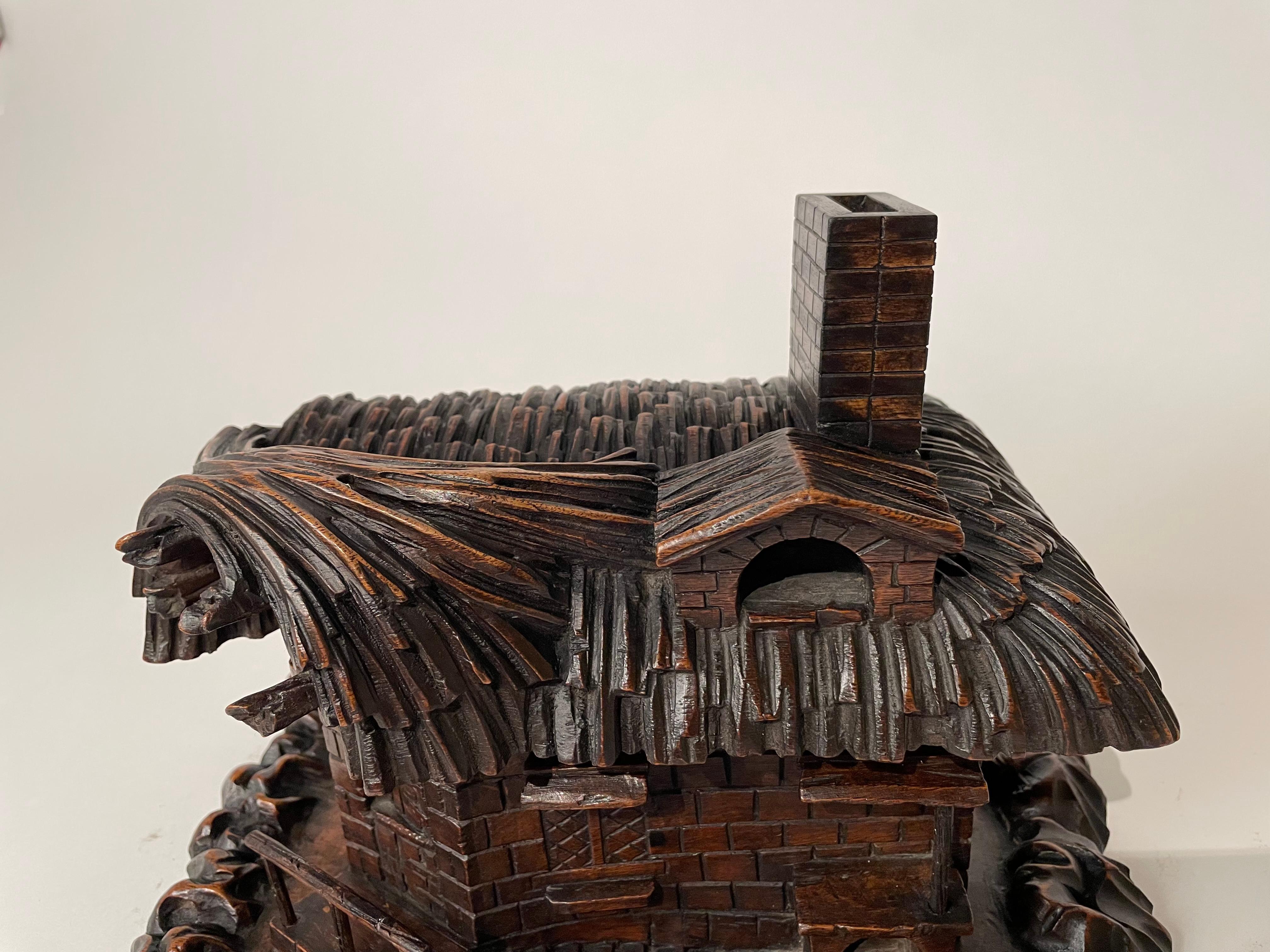 Coffre de chalet à toit de chaume sculpté du 19e siècle, Suisse, Black Forest en vente 3