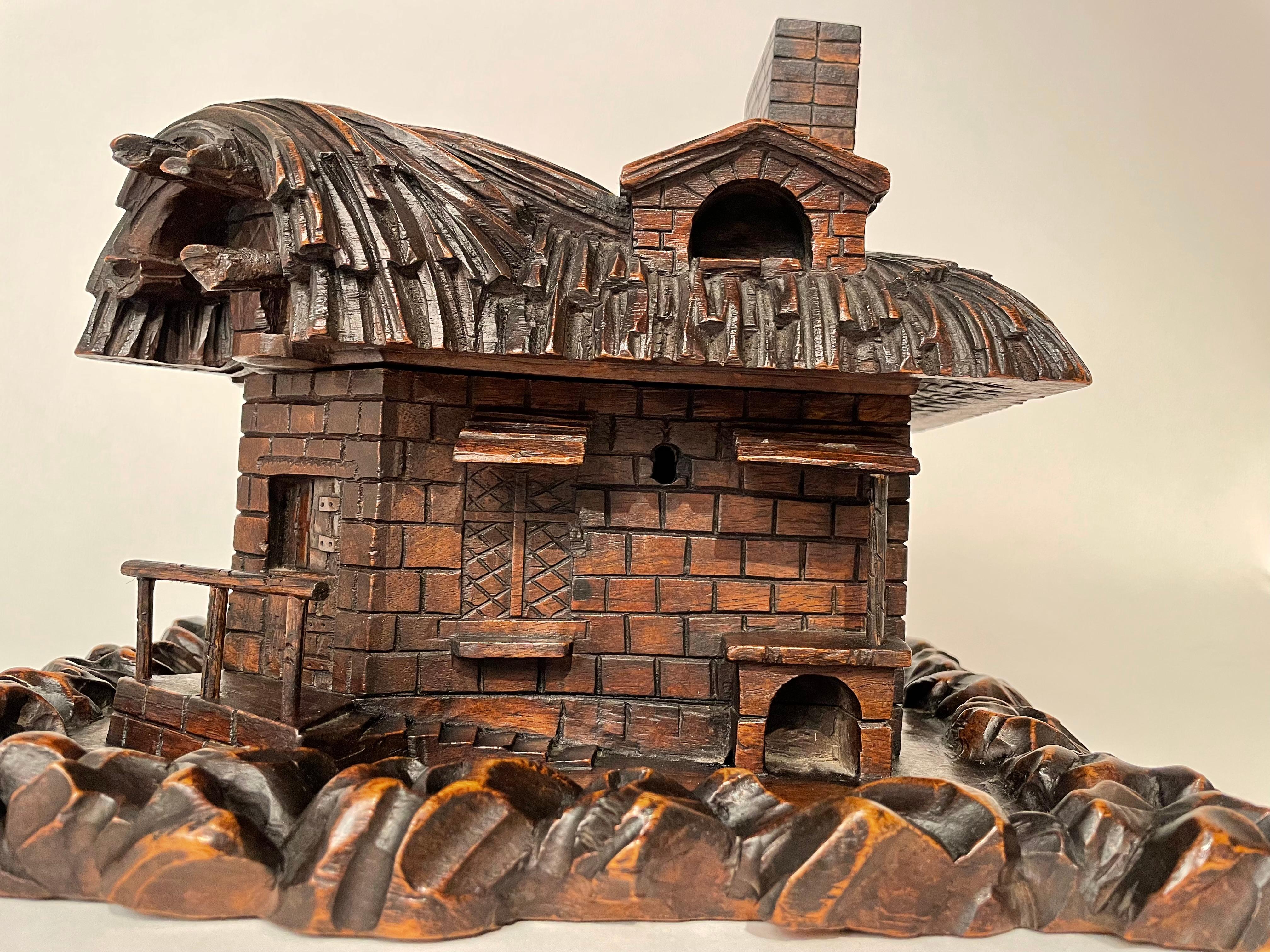 Coffre de chalet à toit de chaume sculpté du 19e siècle, Suisse, Black Forest Bon état - En vente à Stamford, CT
