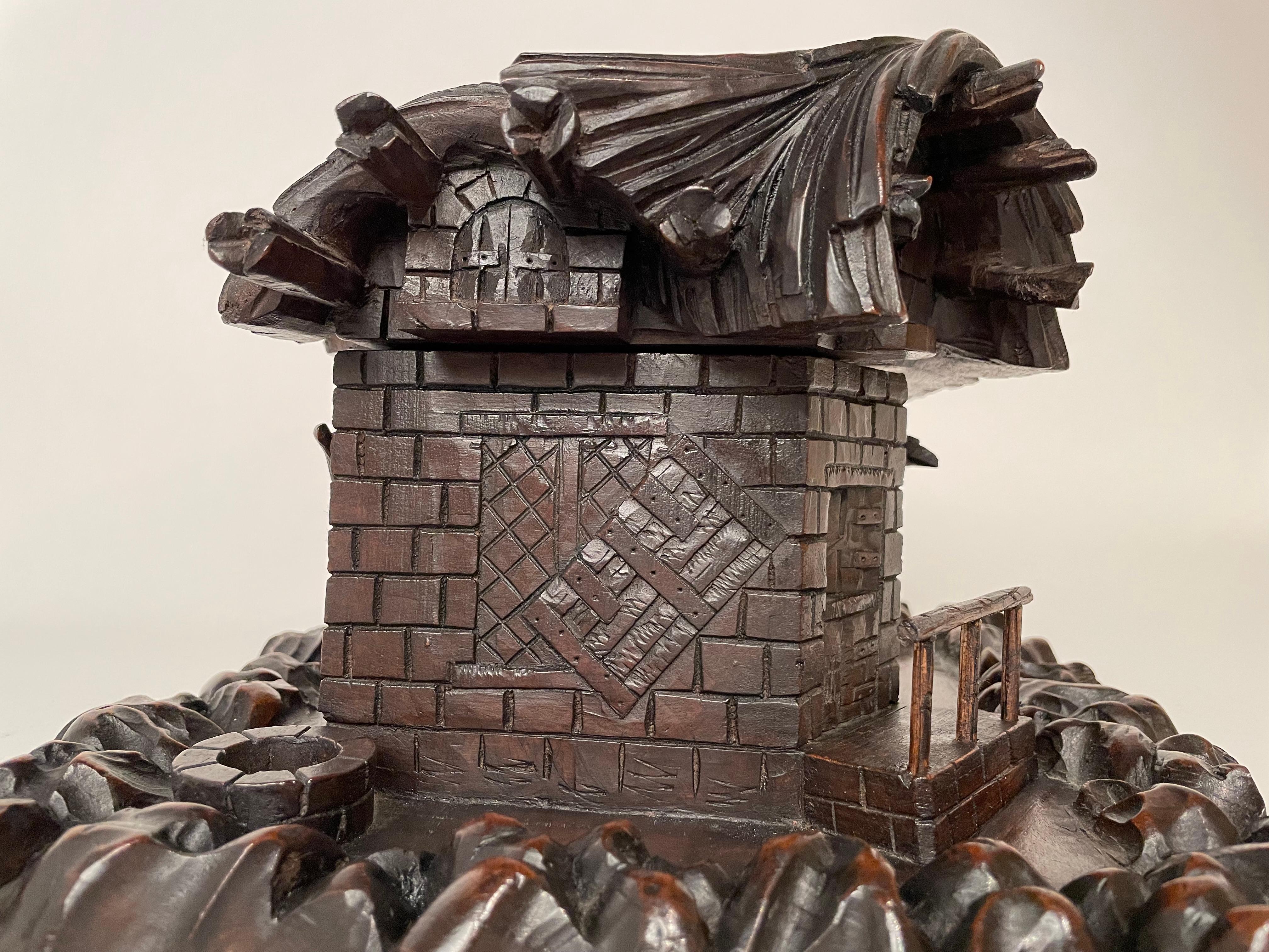 Coffre de chalet à toit de chaume sculpté du 19e siècle, Suisse, Black Forest en vente 2