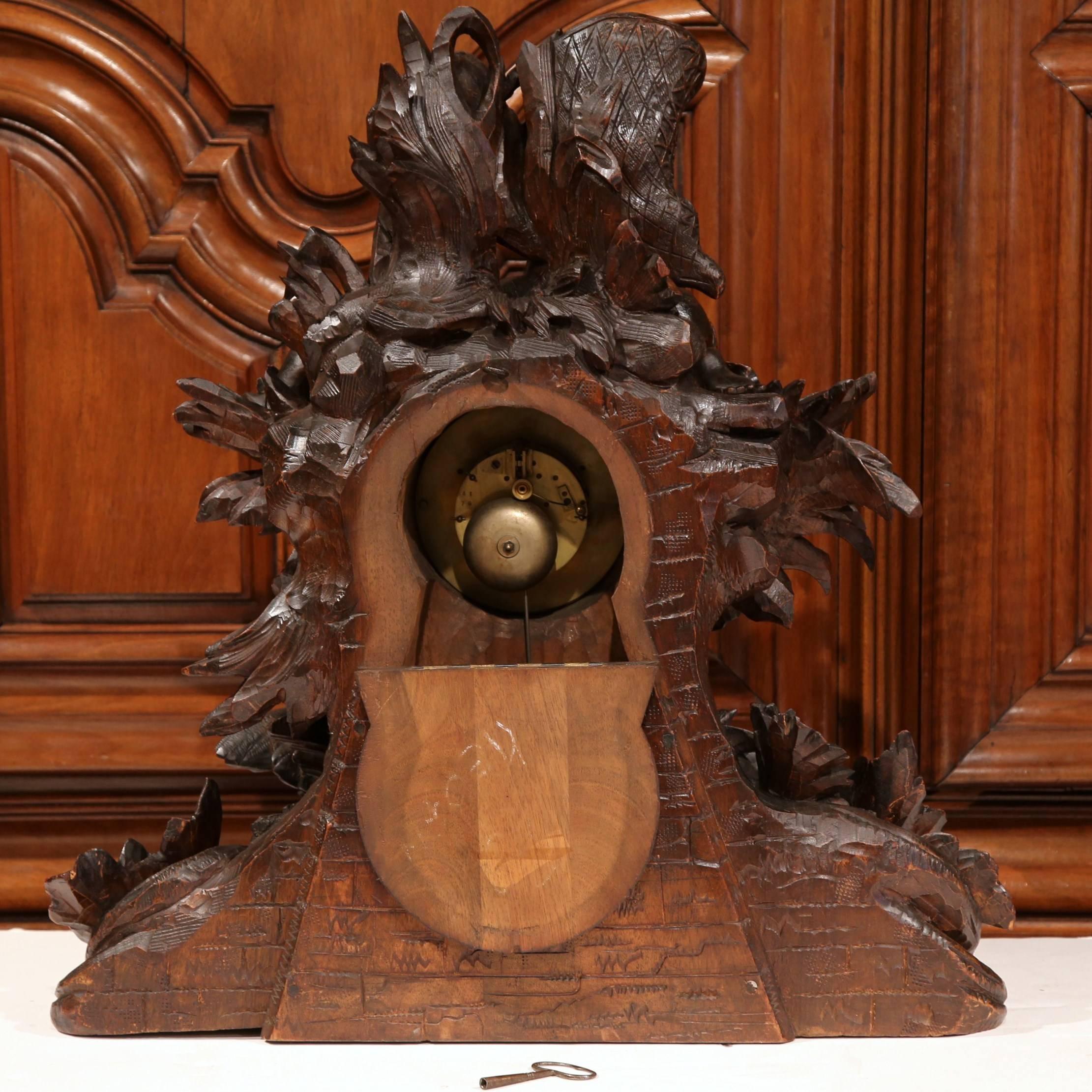 Pendule de cheminée suisse du XIXe siècle en noyer sculpté de style Black Forest avec chérubins et oiseaux en vente 2