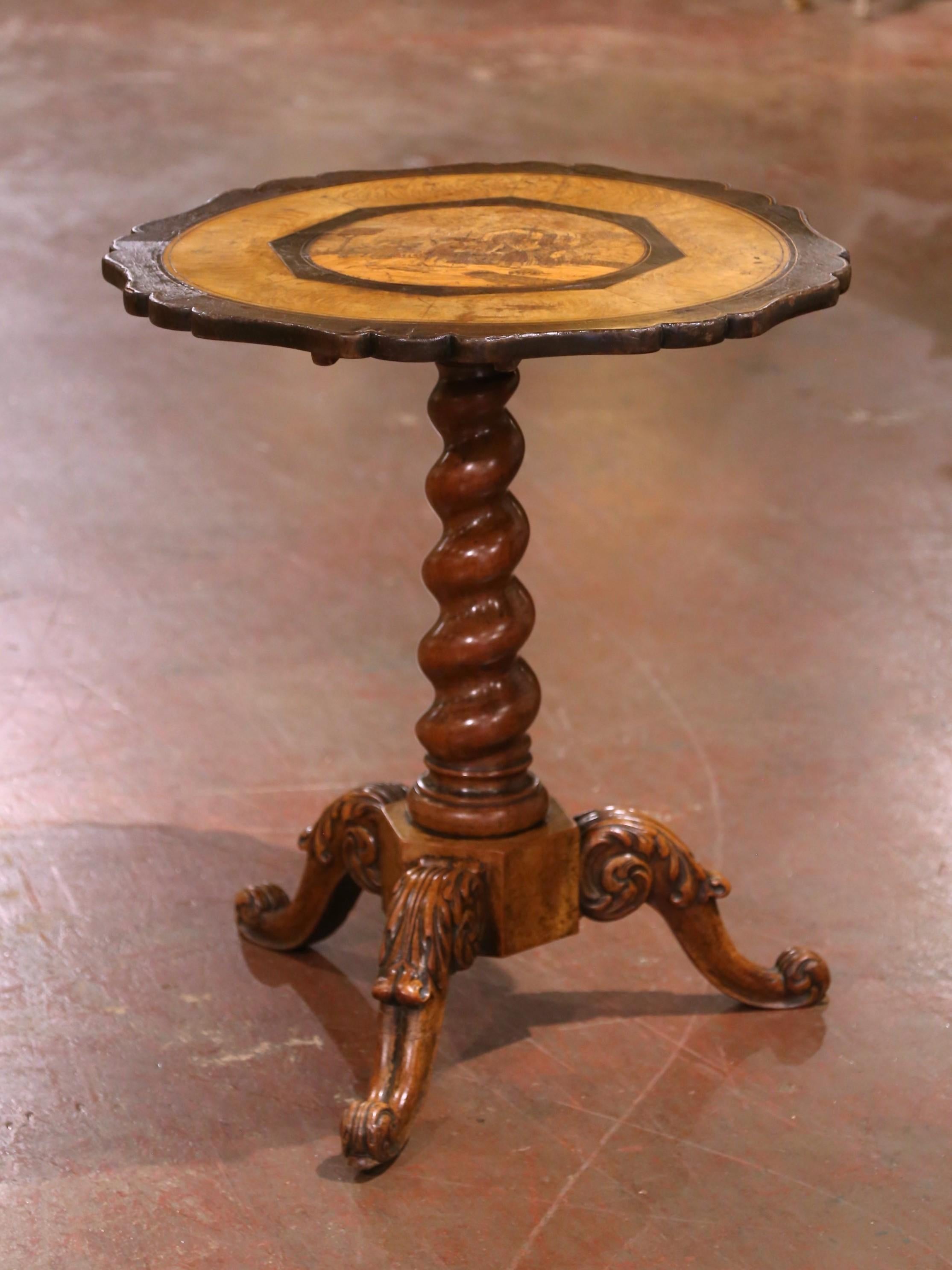 Fabriquée en Suisse vers 1860, cette exquise table d'appoint de la Forêt-Noire présente une surface ronde à plateau basculant, surmontée d'une tige torsadée sculptée et d'une base tripode sculpturale se terminant par des pieds à volutes. La partie
