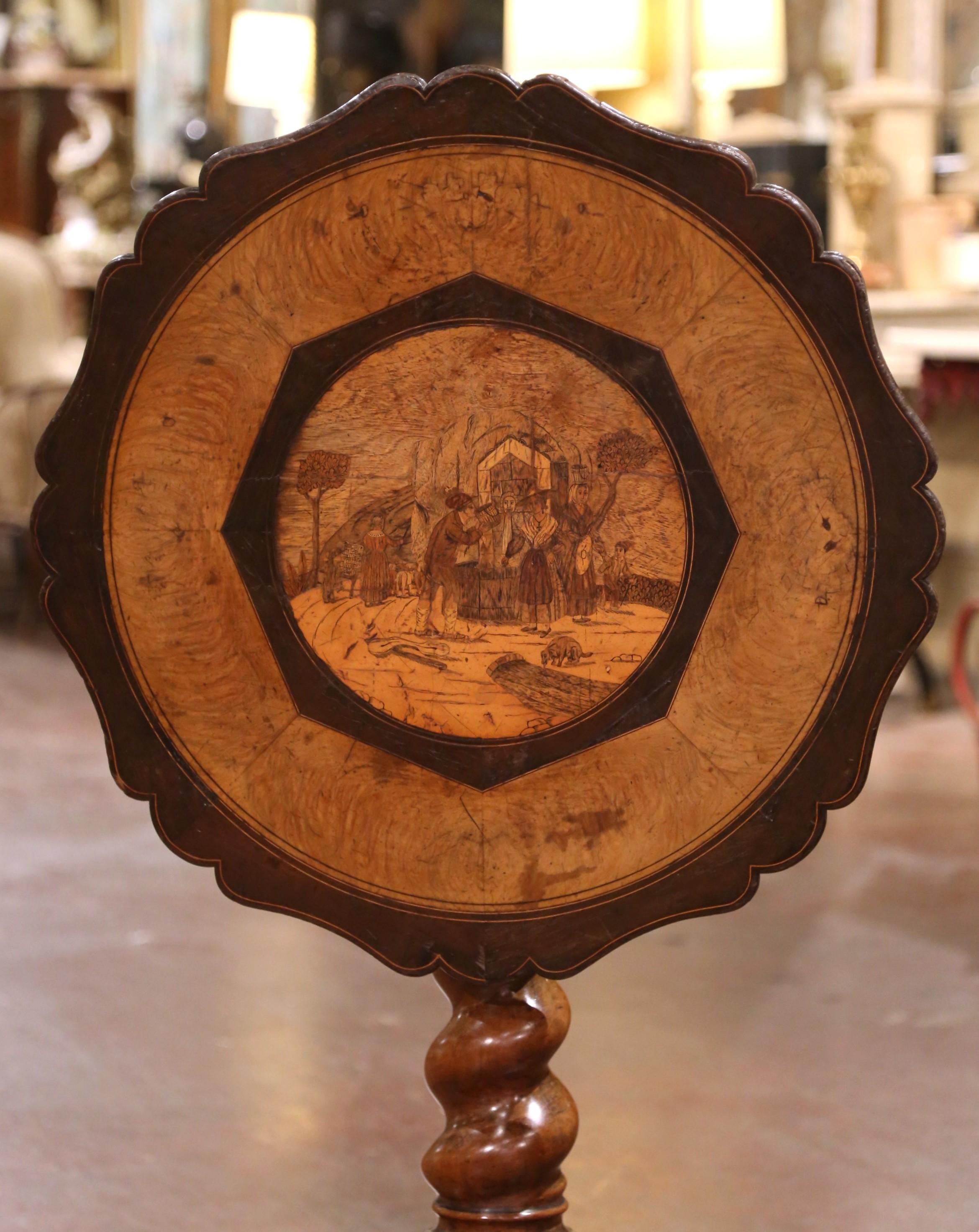 Forêt-Noire Table à bascule en noyer sculpté avec scène de village, Suisse, 19e siècle en vente