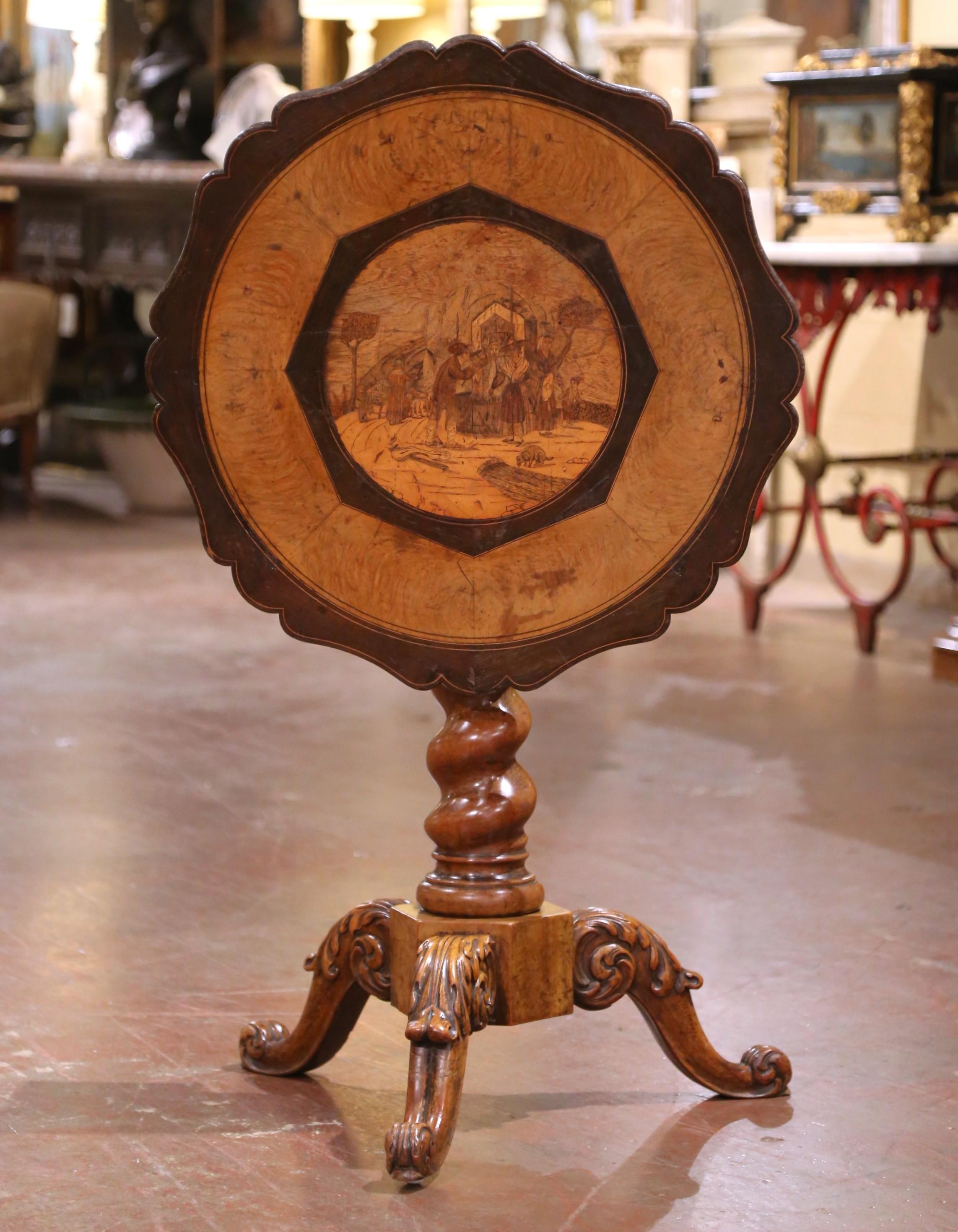 Table à bascule en noyer sculpté avec scène de village, Suisse, 19e siècle Bon état - En vente à Dallas, TX