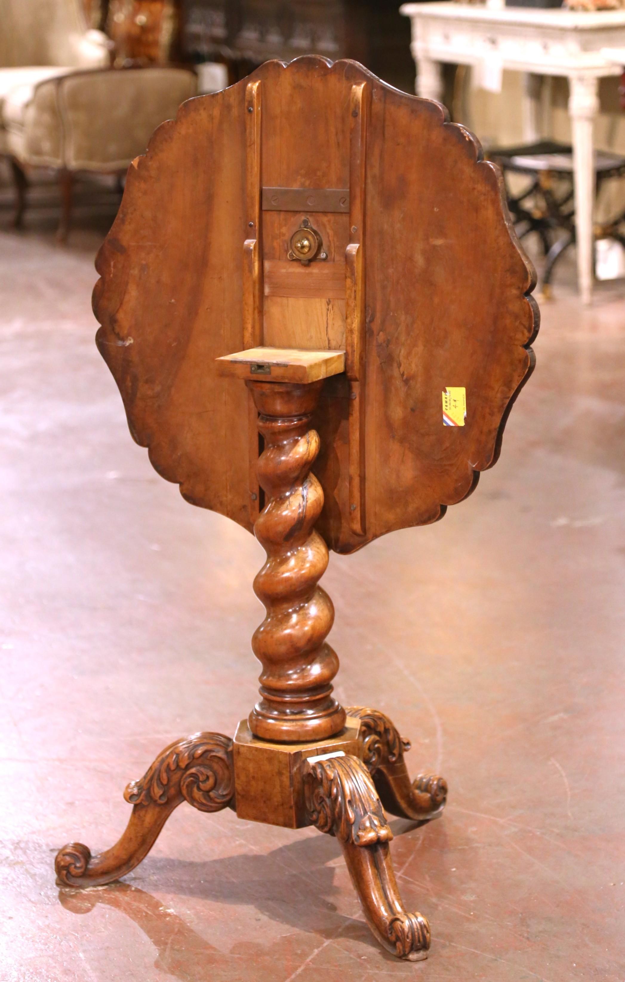 Noyer Table à bascule en noyer sculpté avec scène de village, Suisse, 19e siècle en vente