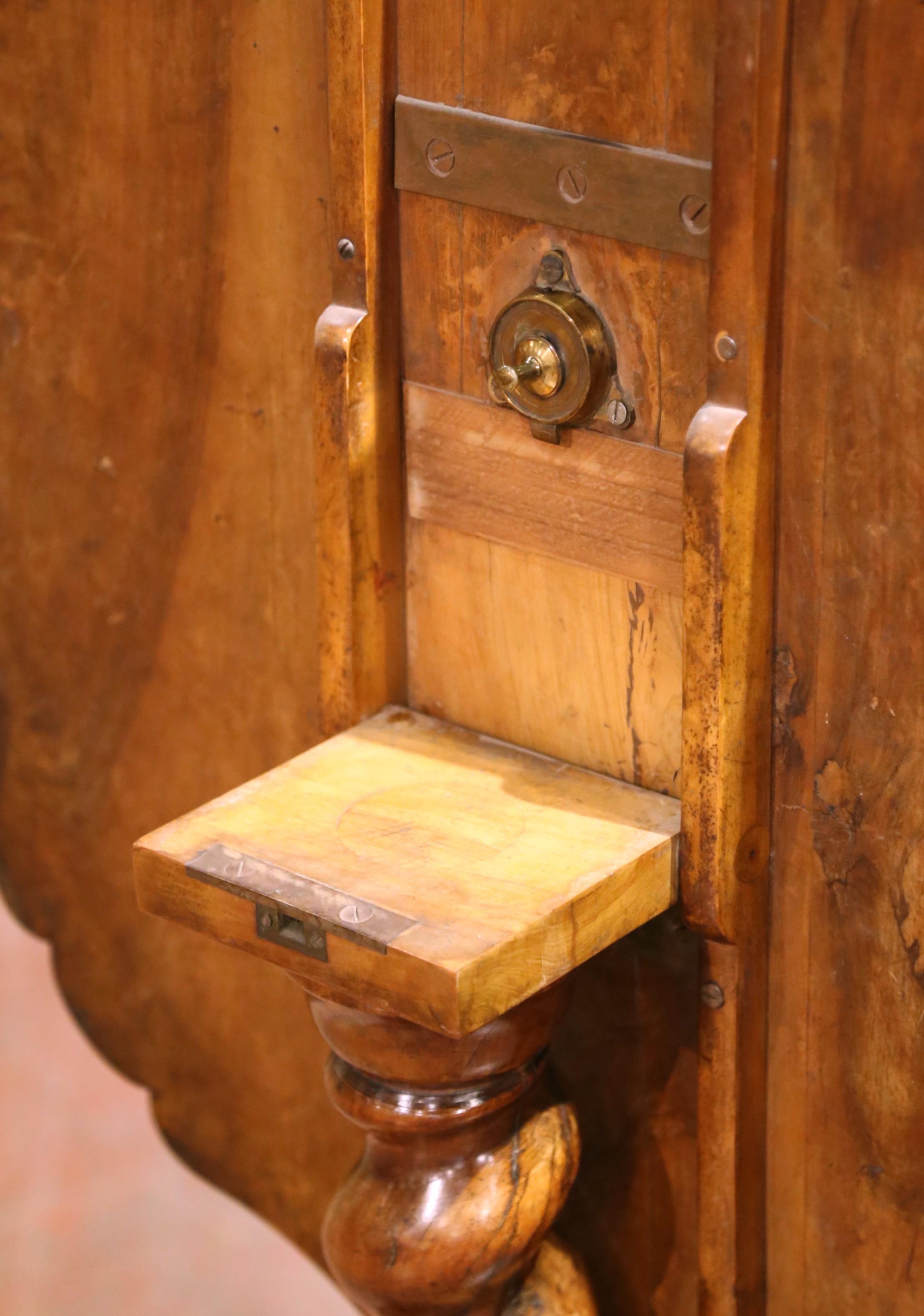 Table à bascule en noyer sculpté avec scène de village, Suisse, 19e siècle en vente 1