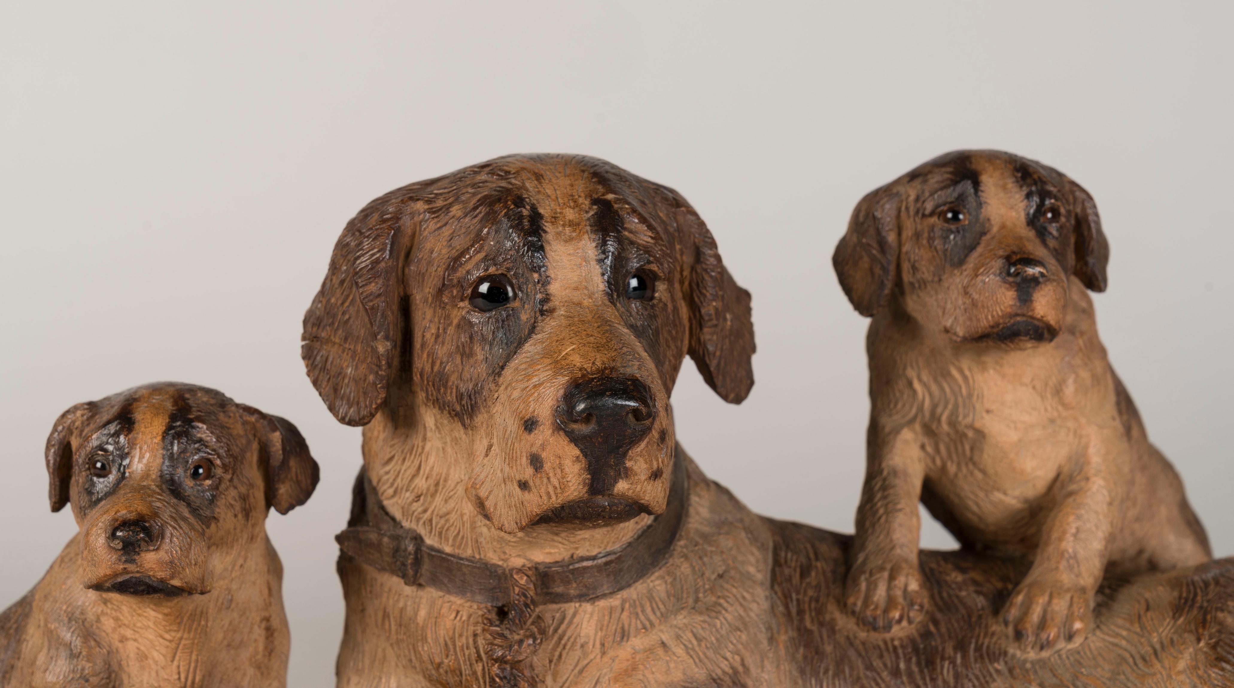 Suisse Sculpture suisse de la Forêt-Noire du 19e siècle représentant une famille de chiens en vente