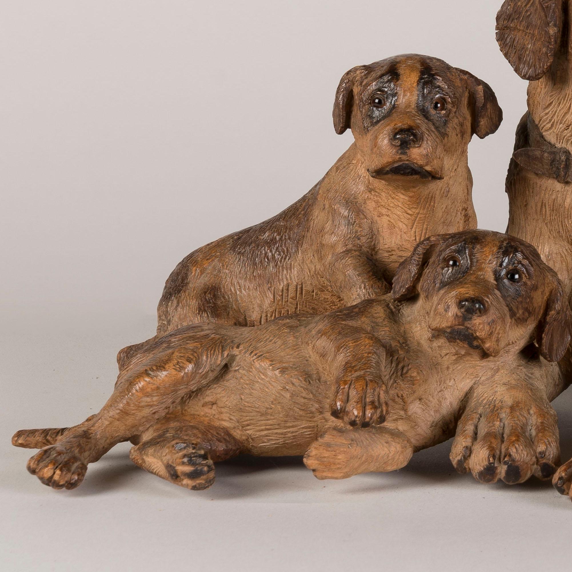 Sculpté à la main Sculpture suisse de la Forêt-Noire du 19e siècle représentant une famille de chiens en vente