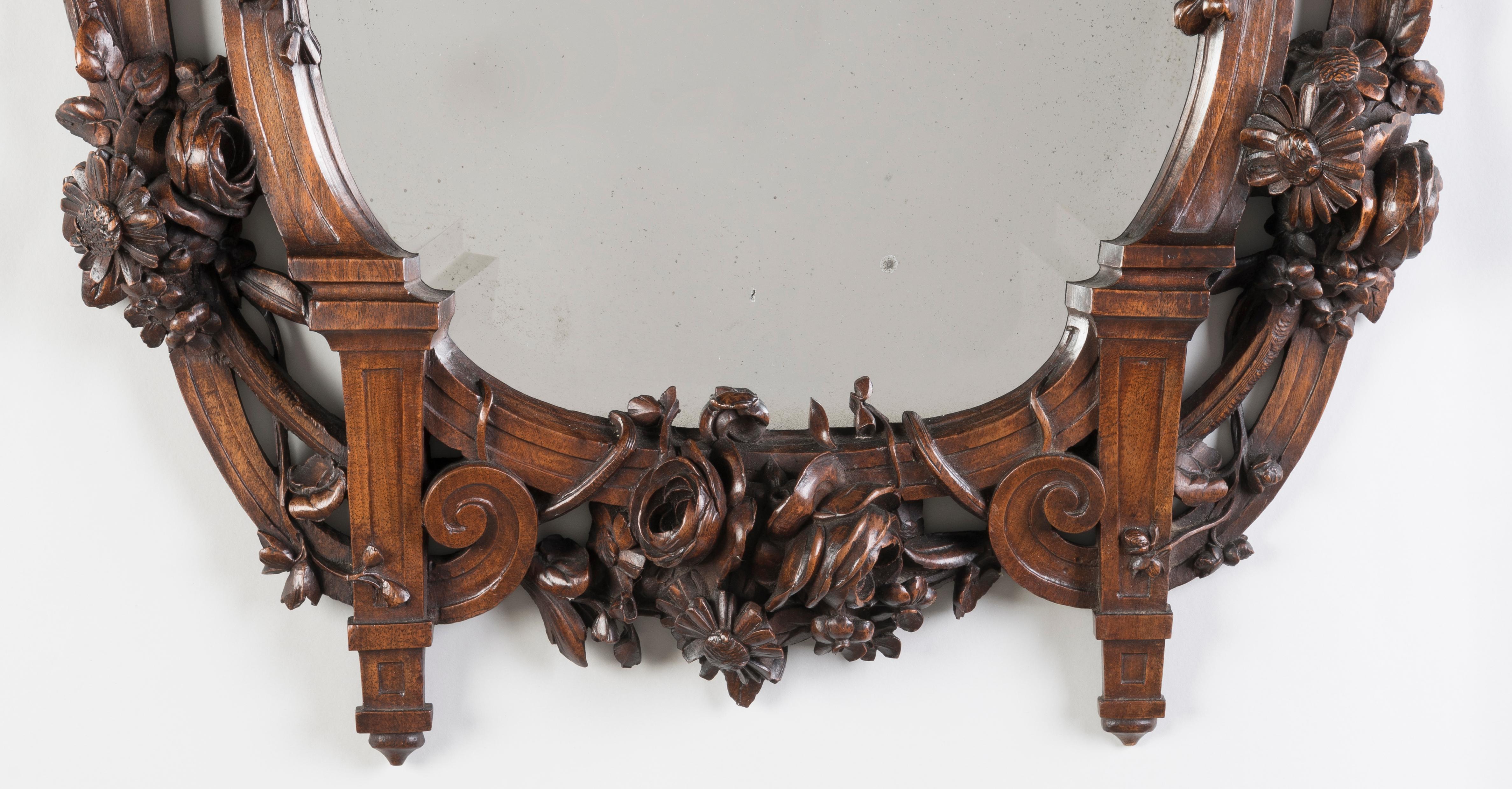 XIXe siècle Miroir en noyer sculpté à la main, Suisse, 19e siècle, Black Forest en vente