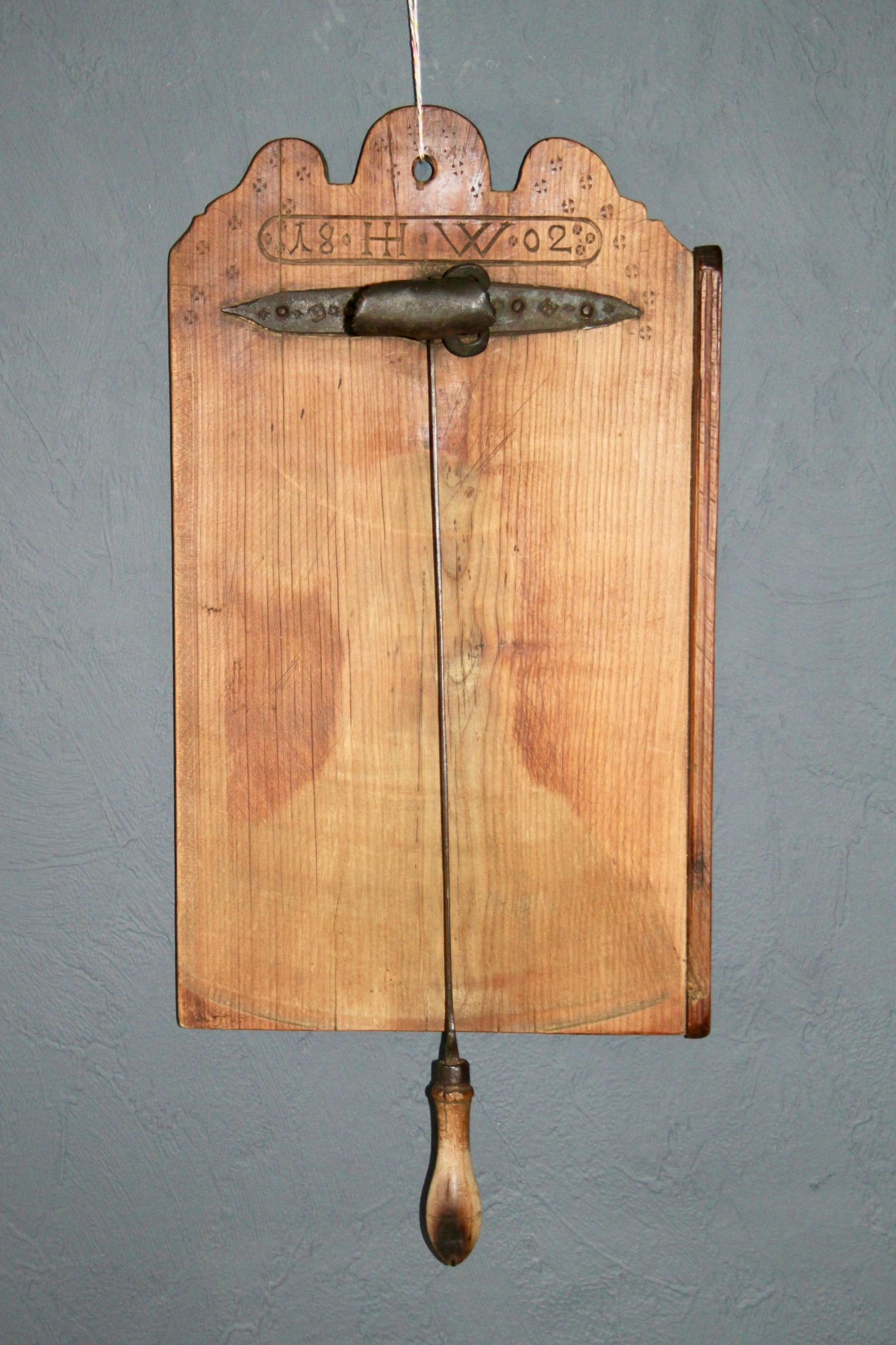 Planche à pain suisse du 19e siècle, datée de 1802 et portant le monogramme H L 