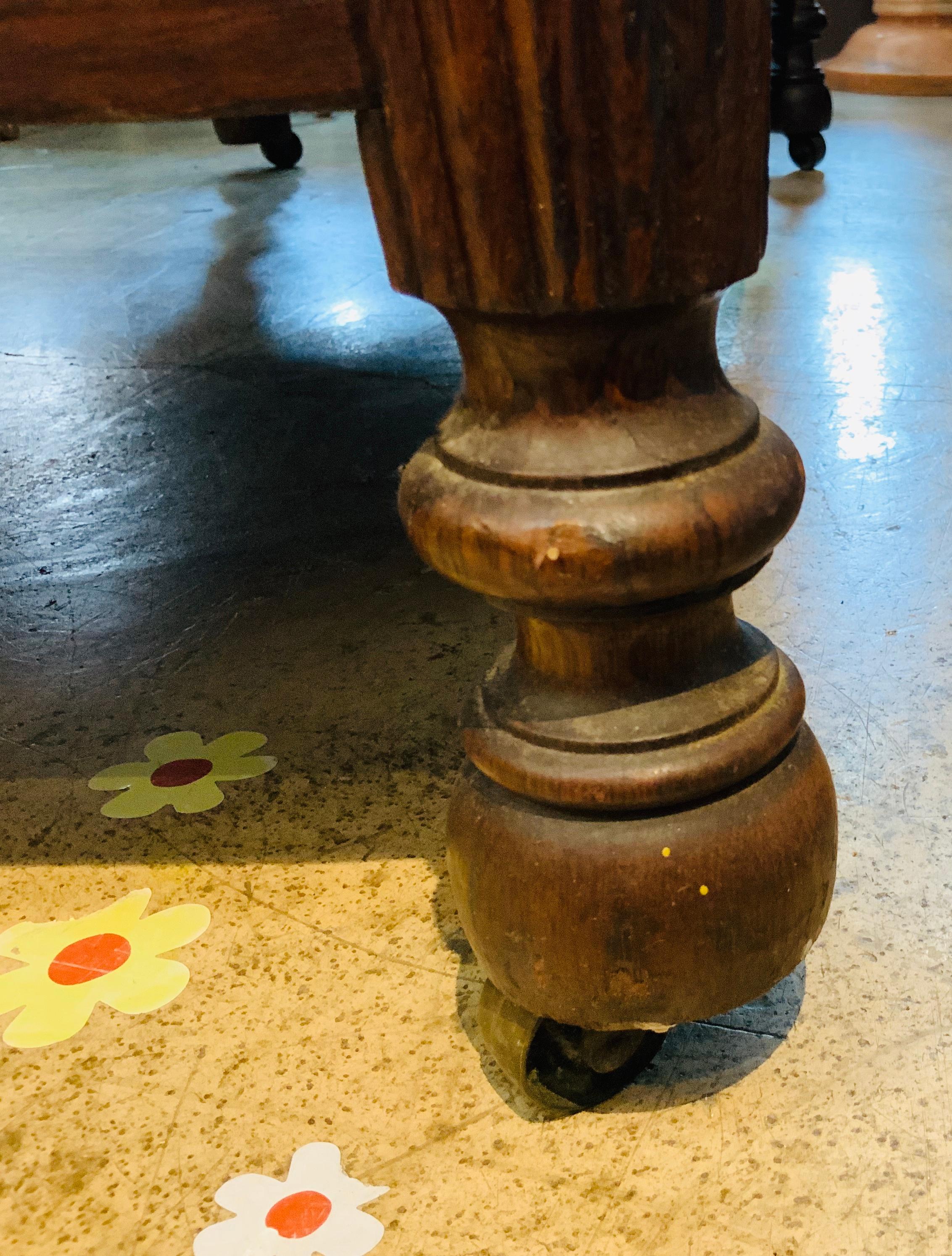 Boîte à musique sculptée en cylindre suisse du 19ème siècle sur table de Mermod Freres en vente 8