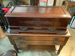 Caja de música suiza del siglo XIX tallada en cilindro sobre una mesa de Mermod Freres