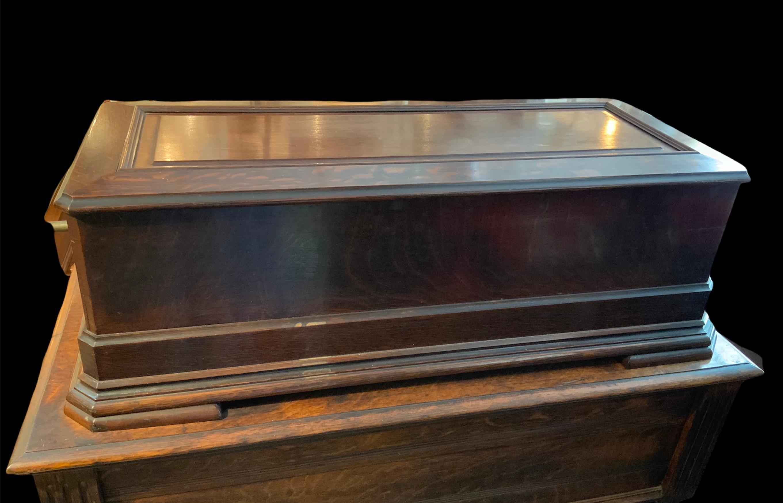 Suisse Boîte à musique sculptée en cylindre suisse du 19ème siècle sur table de Mermod Freres en vente
