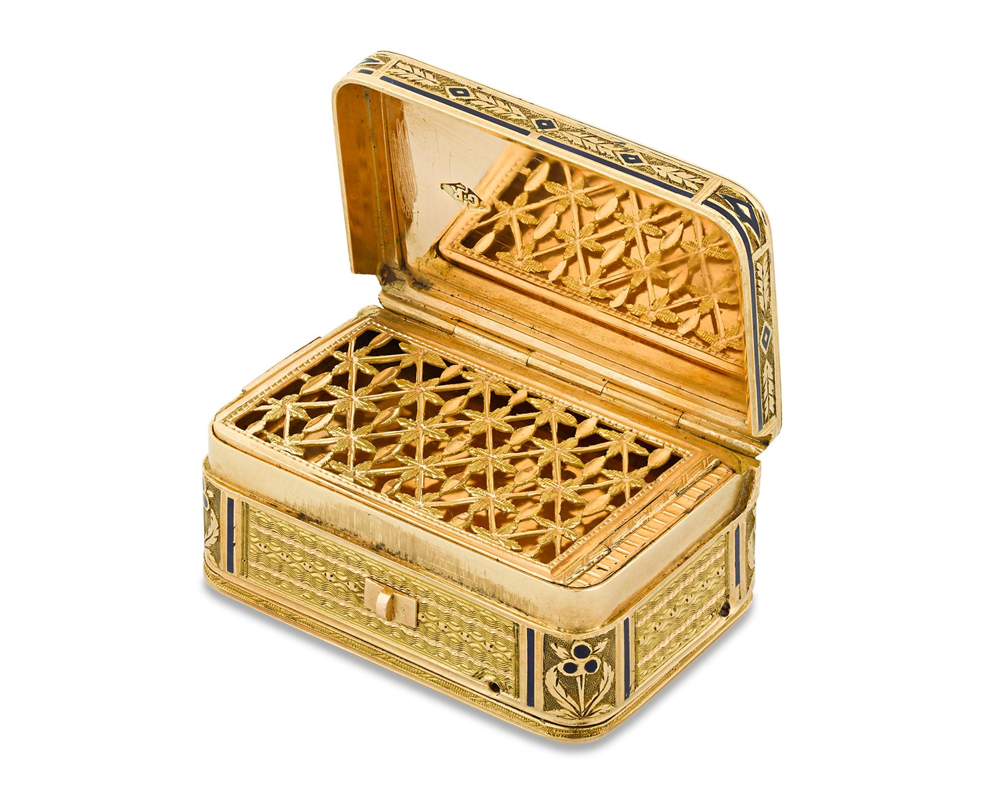 Diese Schweizer Goldvinaigrette aus dem frühen 19. Jahrhundert ist mit einem charmanten Musikmechanismus ausgestattet. Die gesamte Schatulle ist aus 14-karätigem Gelbgold gefertigt und mit feinen Dreharbeiten, schwarzem Champlevé-Email und Gravuren