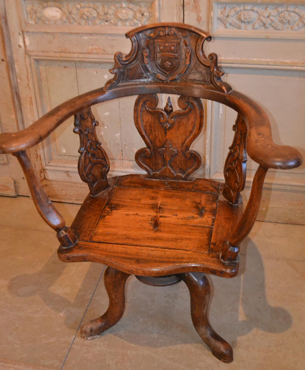 19. Jahrhundert Schweizer Hand geschnitzt Wood Swivel Desk Chair (Schweizerisch) im Angebot