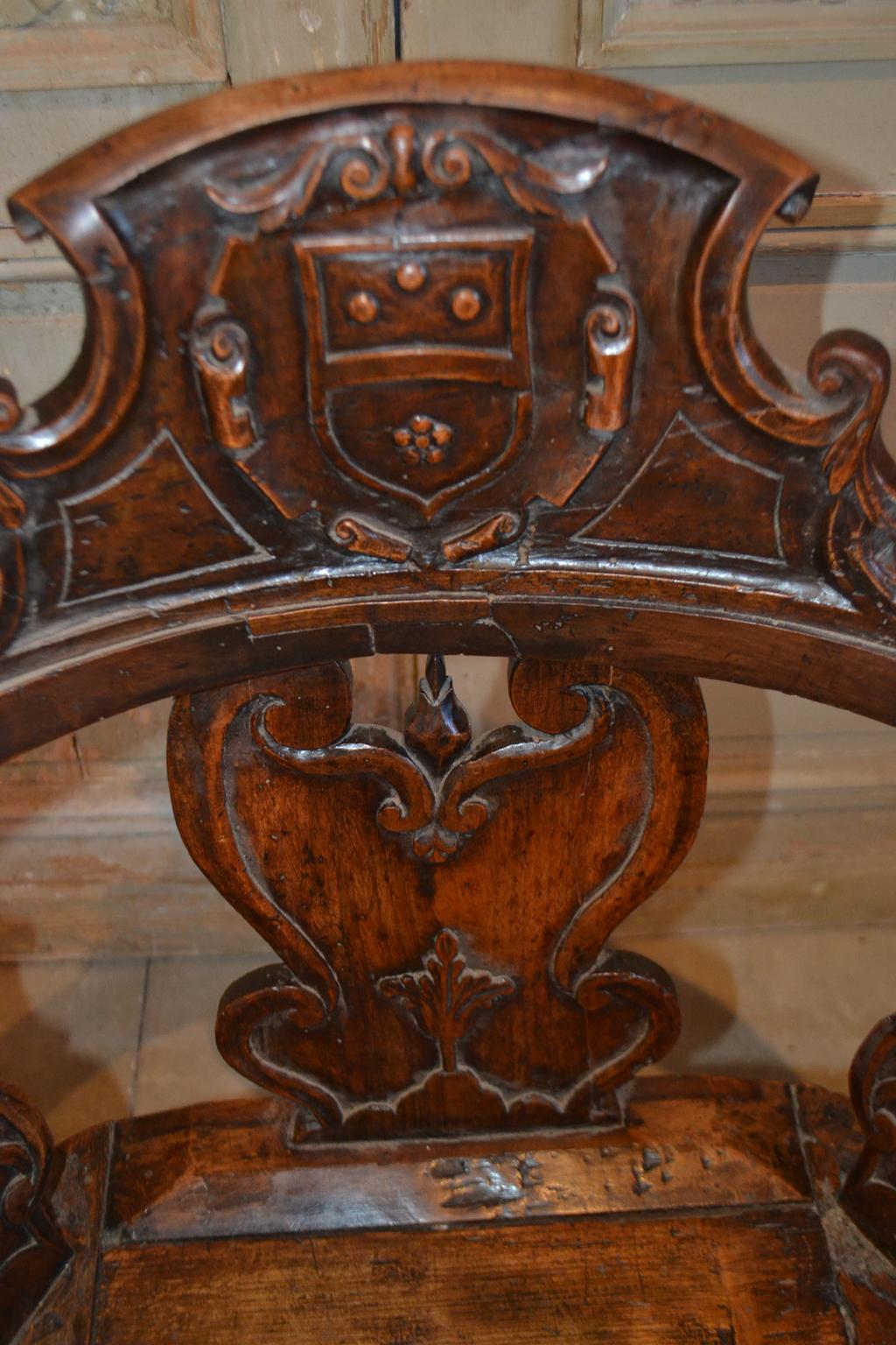 19. Jahrhundert Schweizer Hand geschnitzt Wood Swivel Desk Chair (Handgeschnitzt) im Angebot