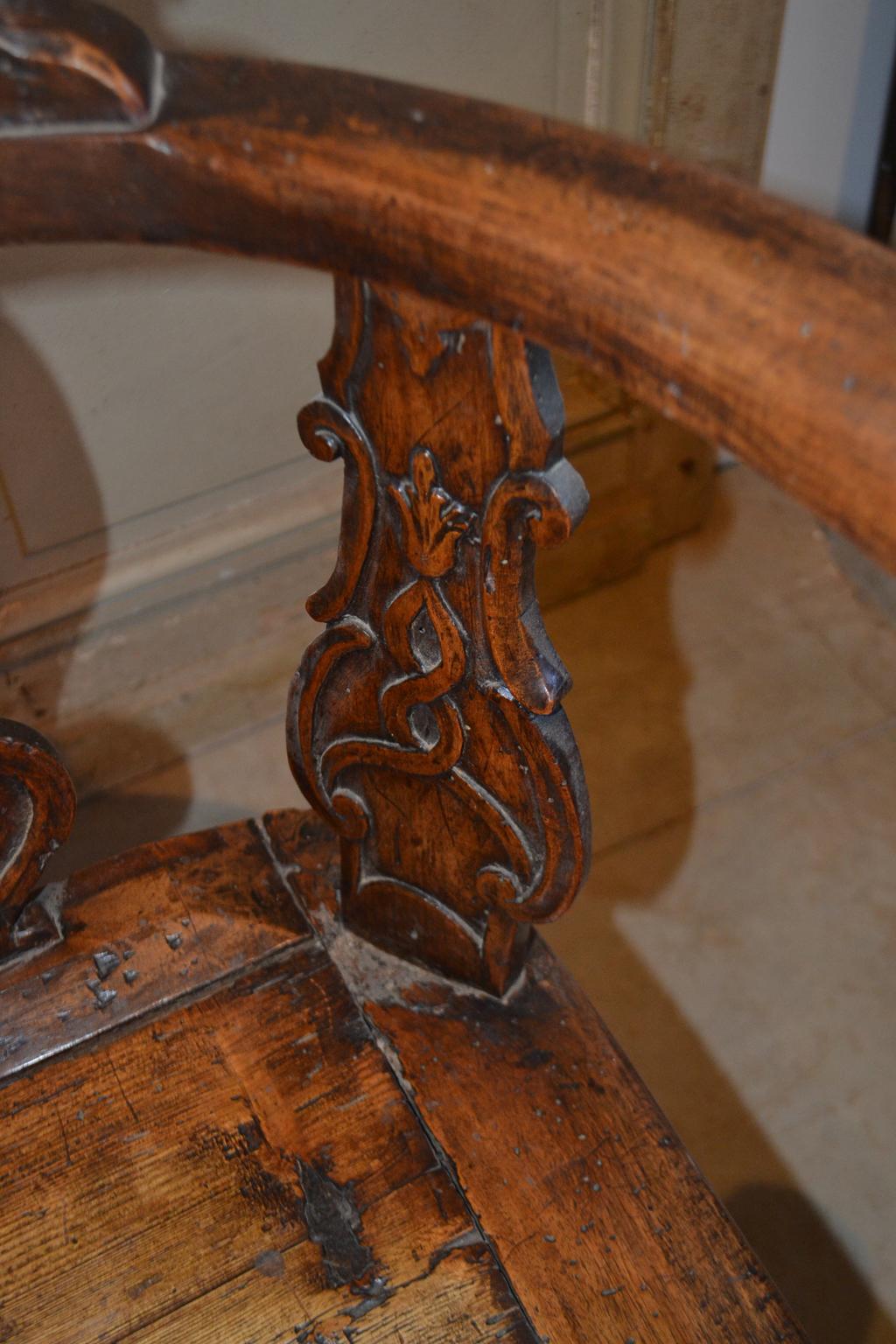 19. Jahrhundert Schweizer Hand geschnitzt Wood Swivel Desk Chair (Holz) im Angebot