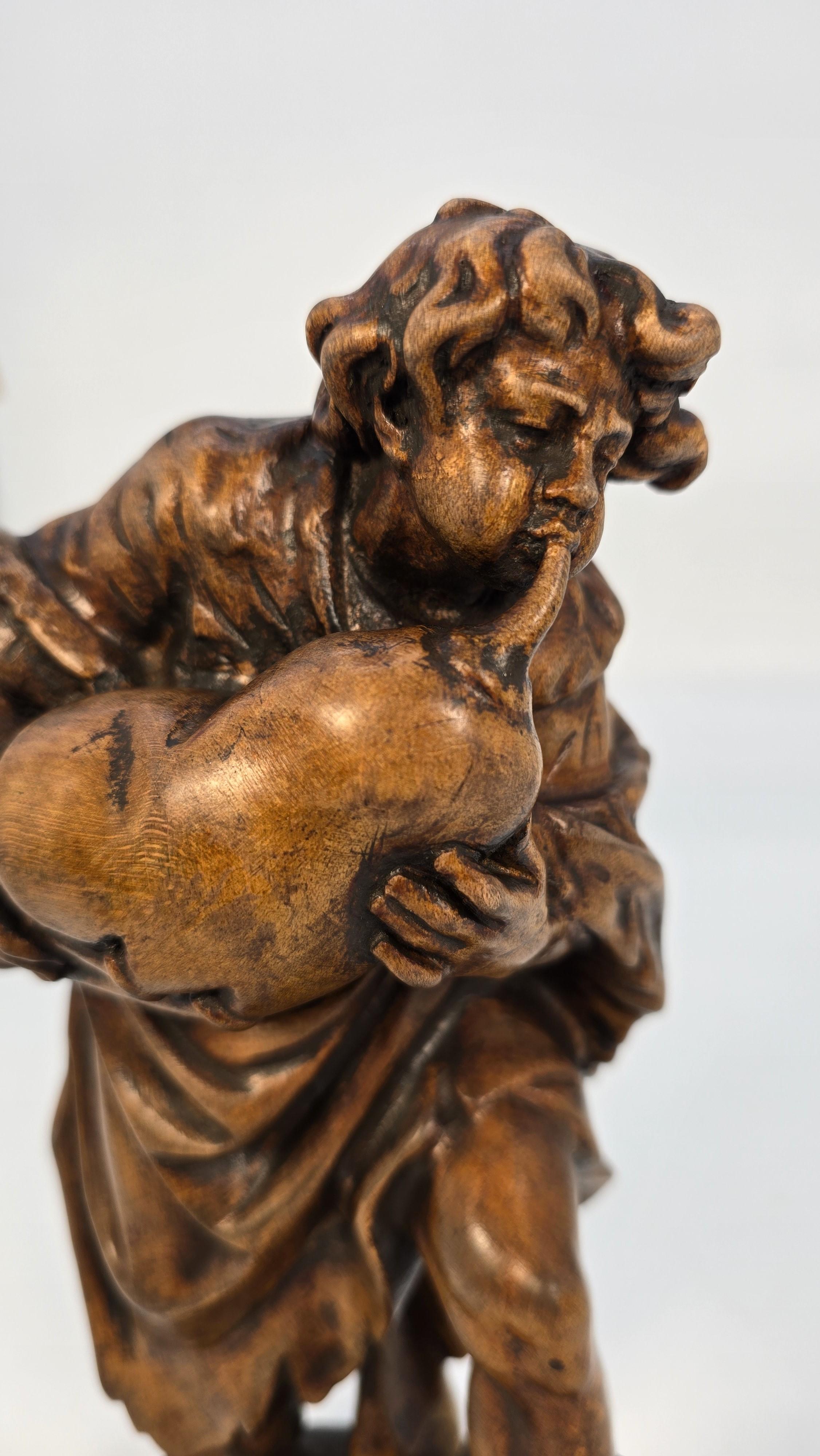19th century Swiss limewood carving of a man playing an instrument circa 1880 en vente 3
