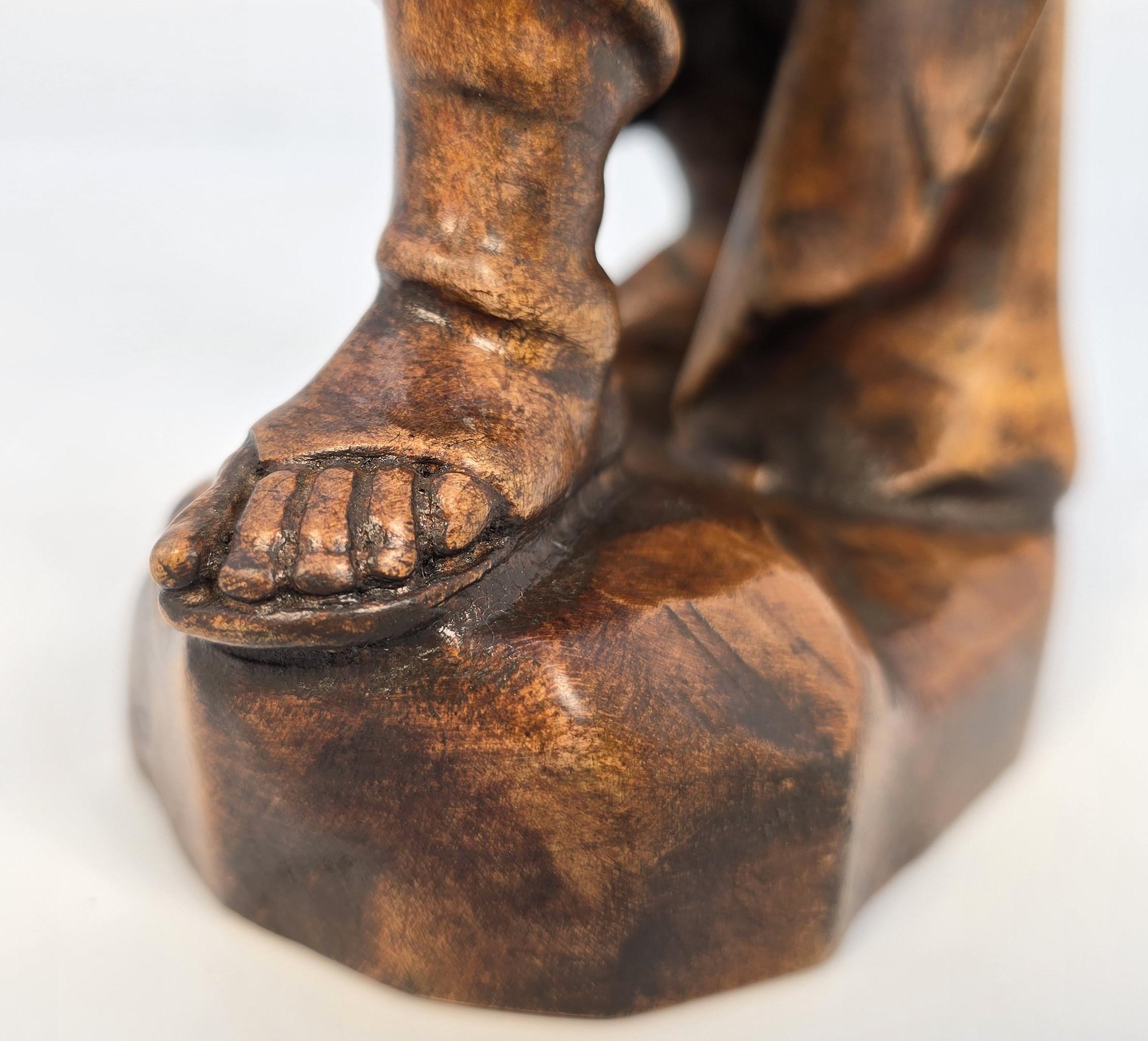 19th century Swiss limewood carving of a man playing an instrument circa 1880 en vente 5