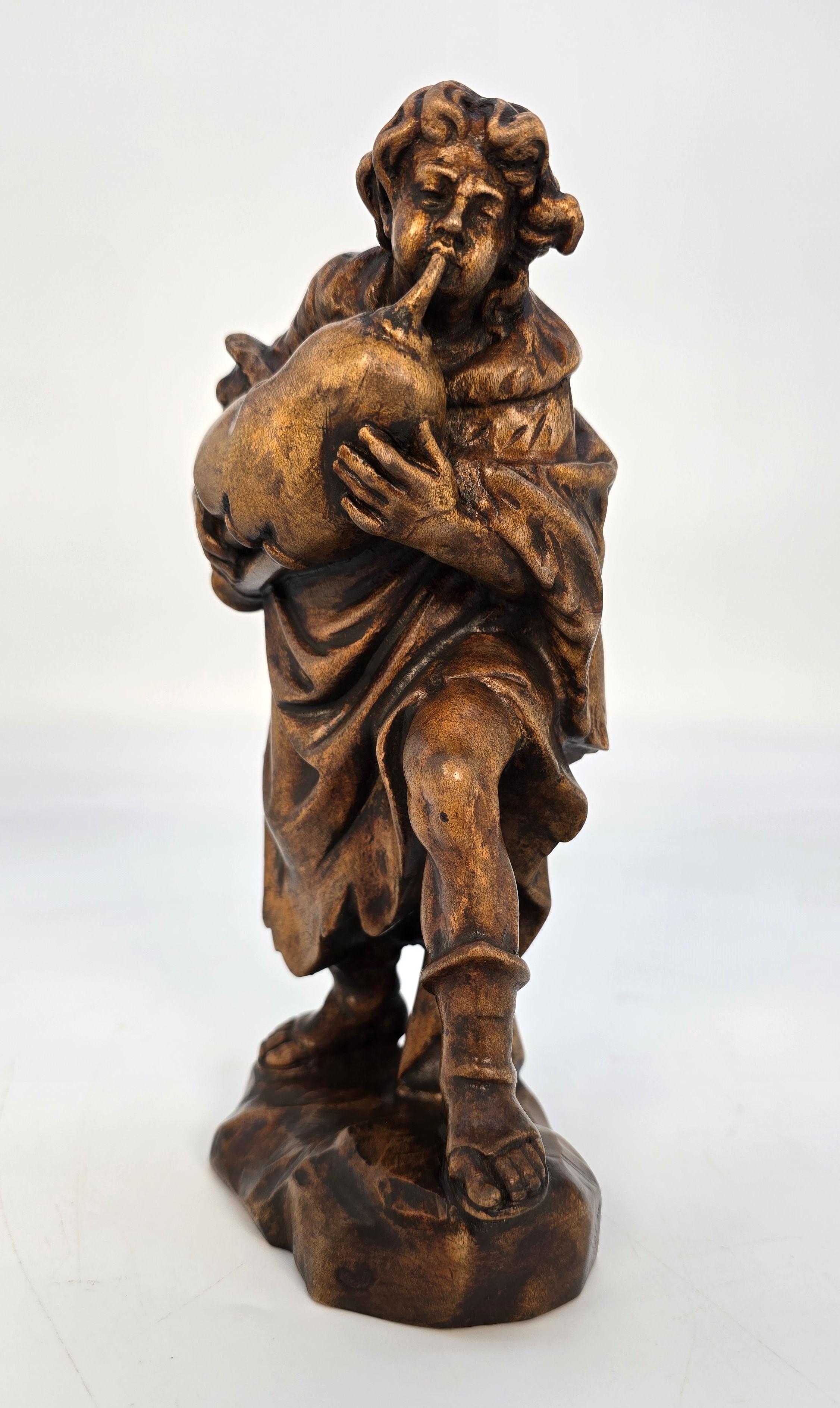 Forêt-Noire 19th century Swiss limewood carving of a man playing an instrument circa 1880 en vente