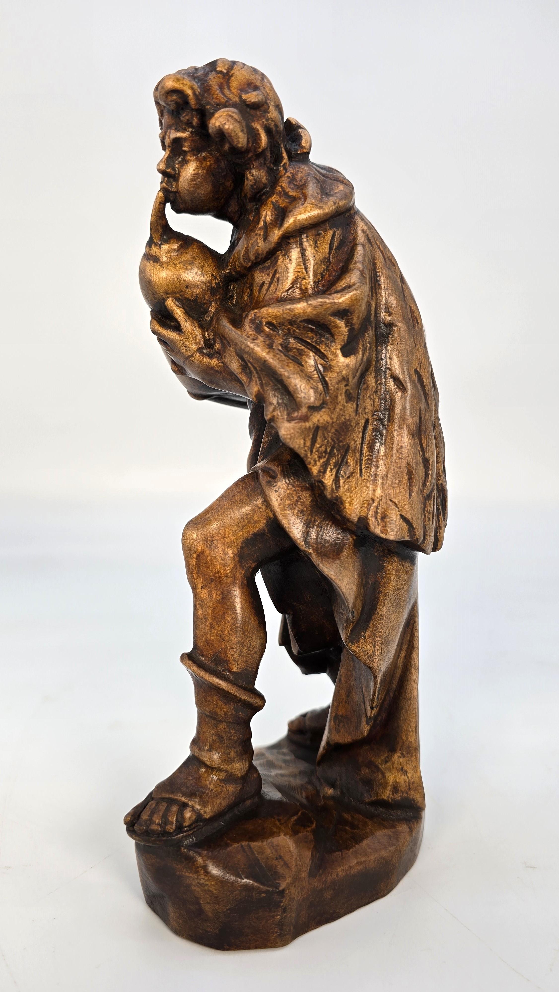 Suisse 19th century Swiss limewood carving of a man playing an instrument circa 1880 en vente
