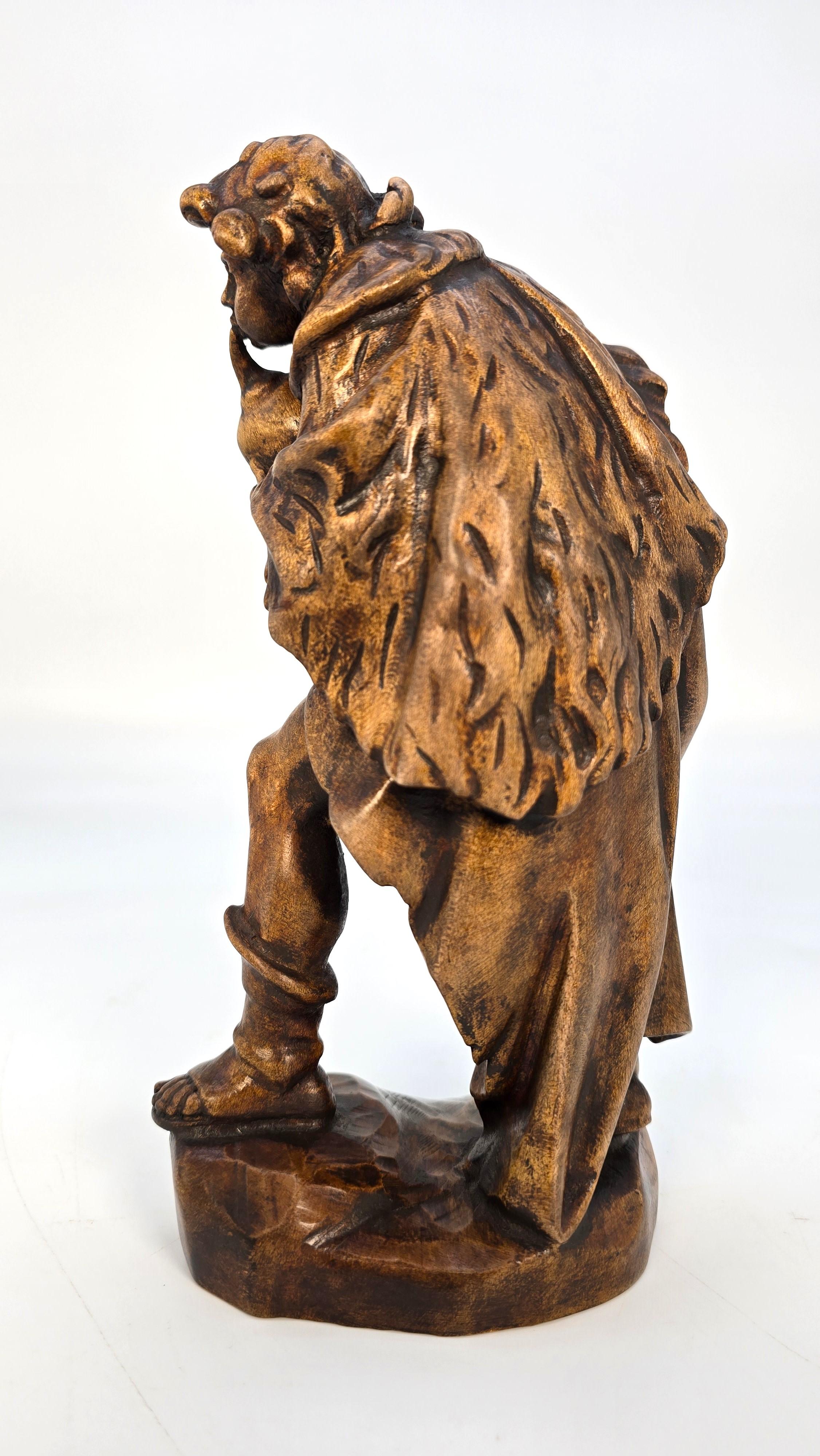 Sculpté 19th century Swiss limewood carving of a man playing an instrument circa 1880 en vente