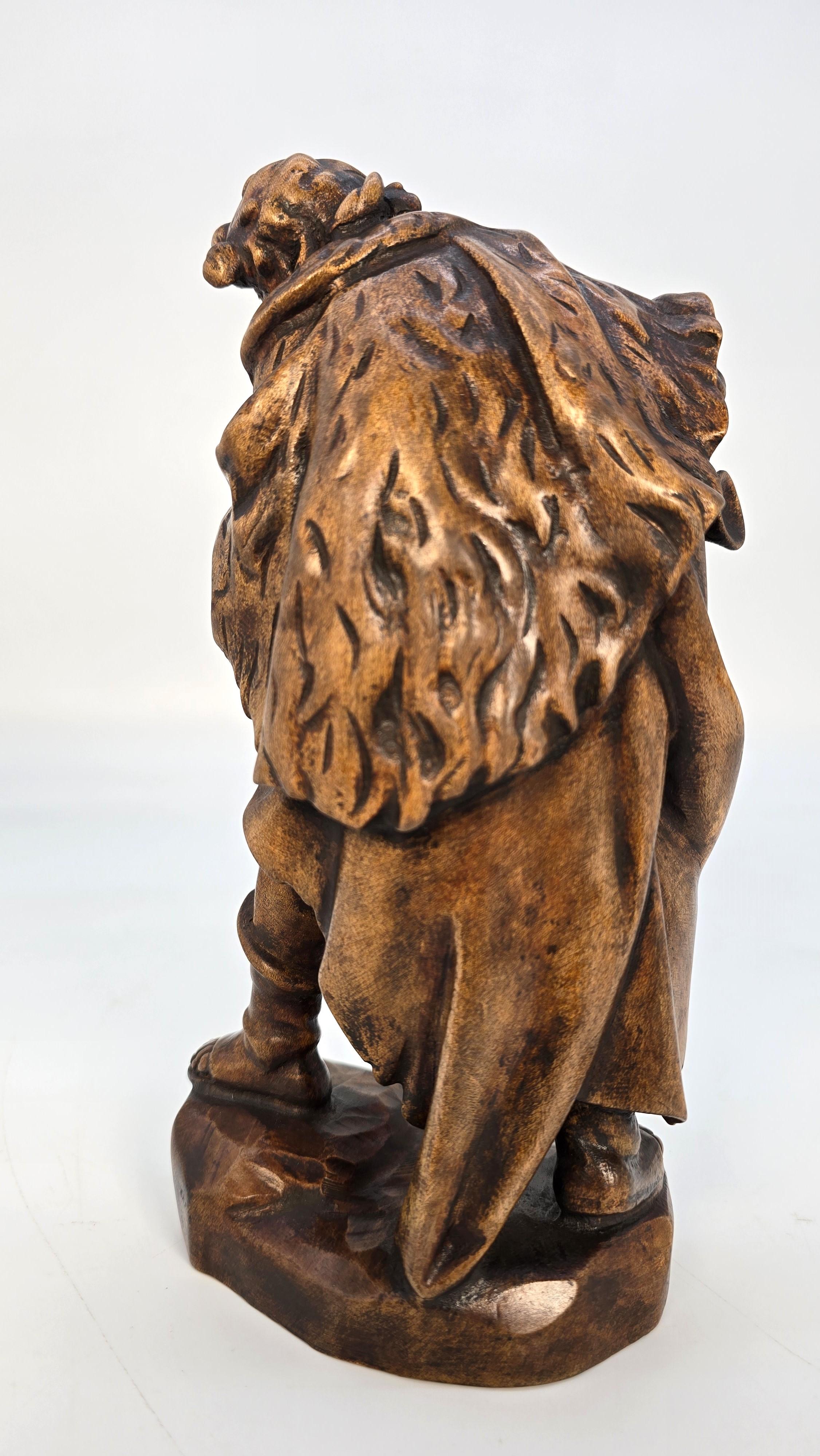 19th century Swiss limewood carving of a man playing an instrument circa 1880 Bon état - En vente à Central England, GB