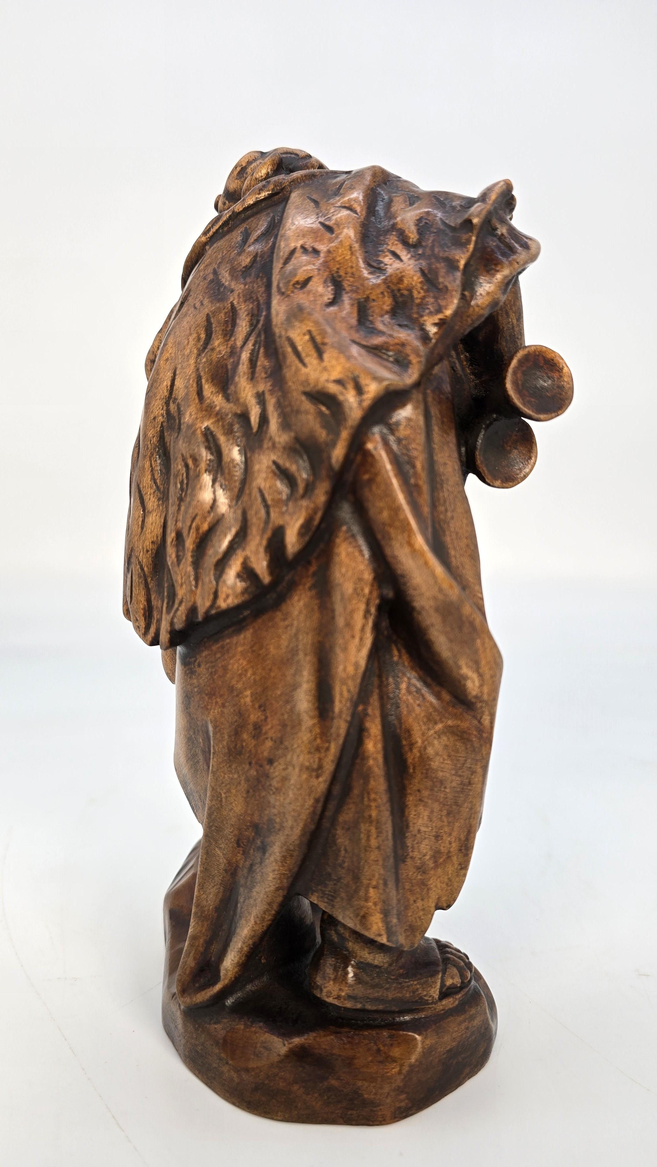 XIXe siècle 19th century Swiss limewood carving of a man playing an instrument circa 1880 en vente
