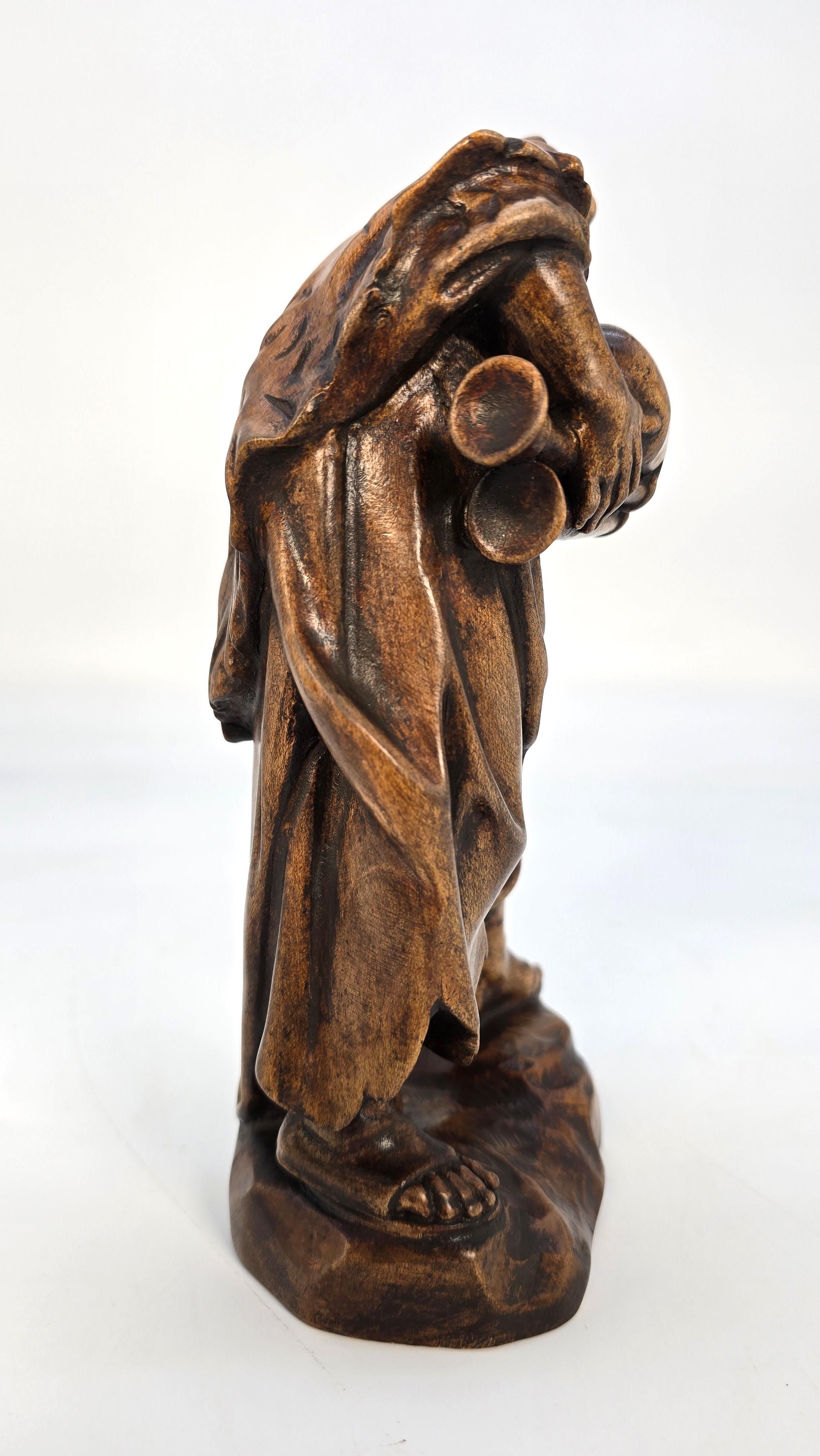 Fruitiers 19th century Swiss limewood carving of a man playing an instrument circa 1880 en vente