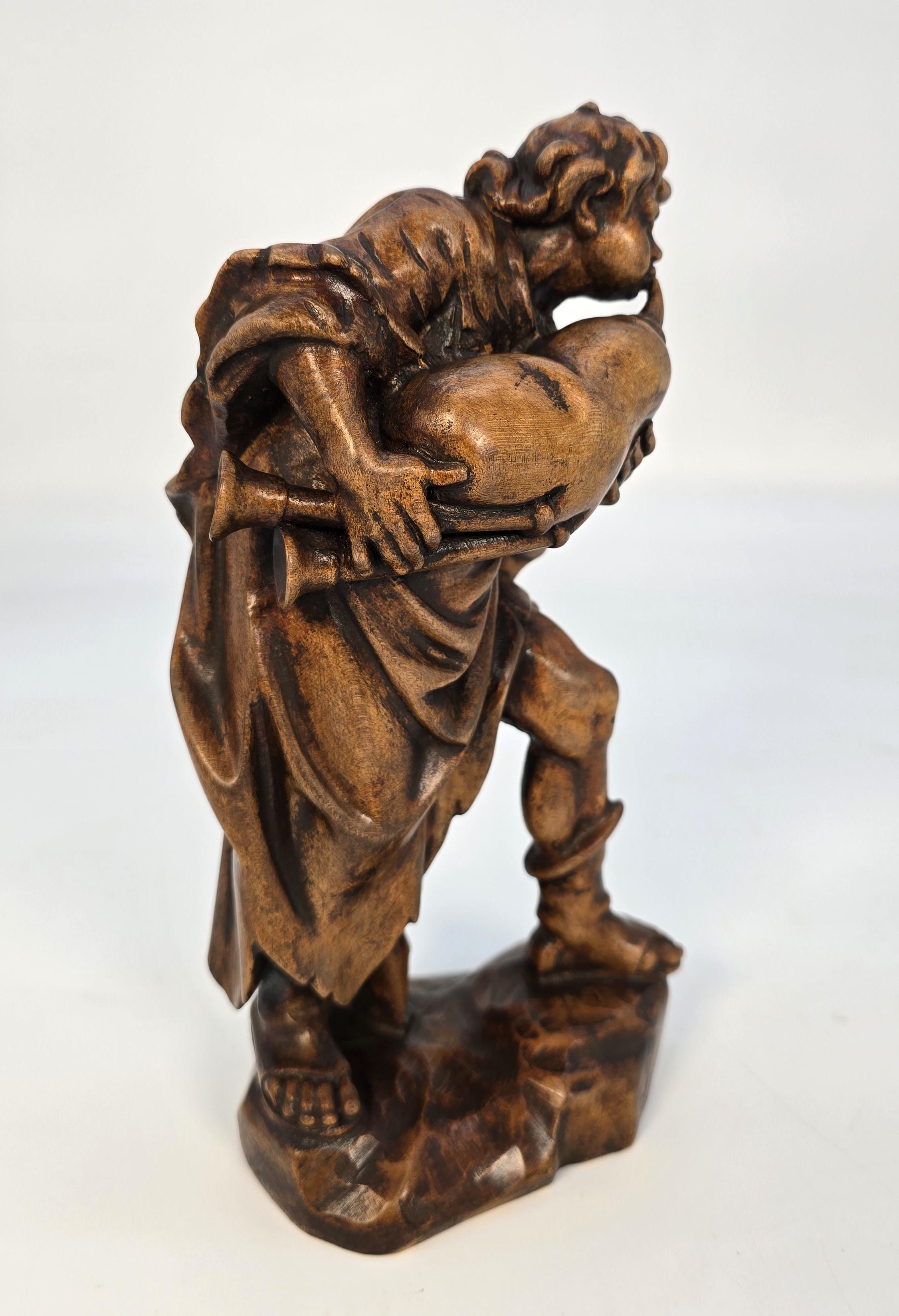 19th century Swiss limewood carving of a man playing an instrument circa 1880 en vente 1