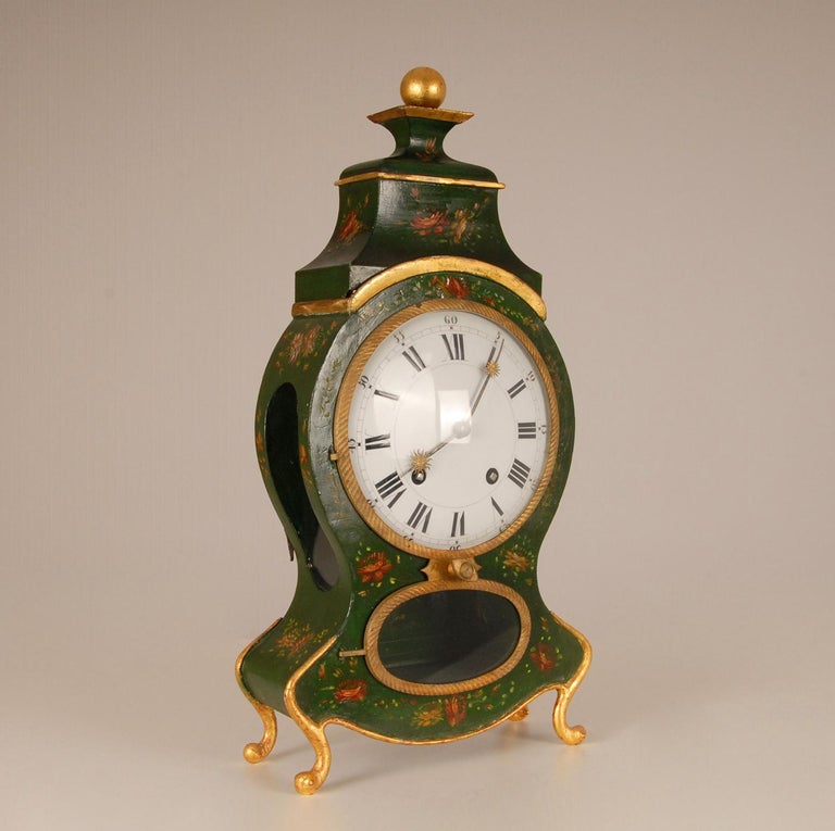 Horloge de chevalet suisse du 19ème siècle en neuchatel avec support  assorti En vente sur 1stDibs