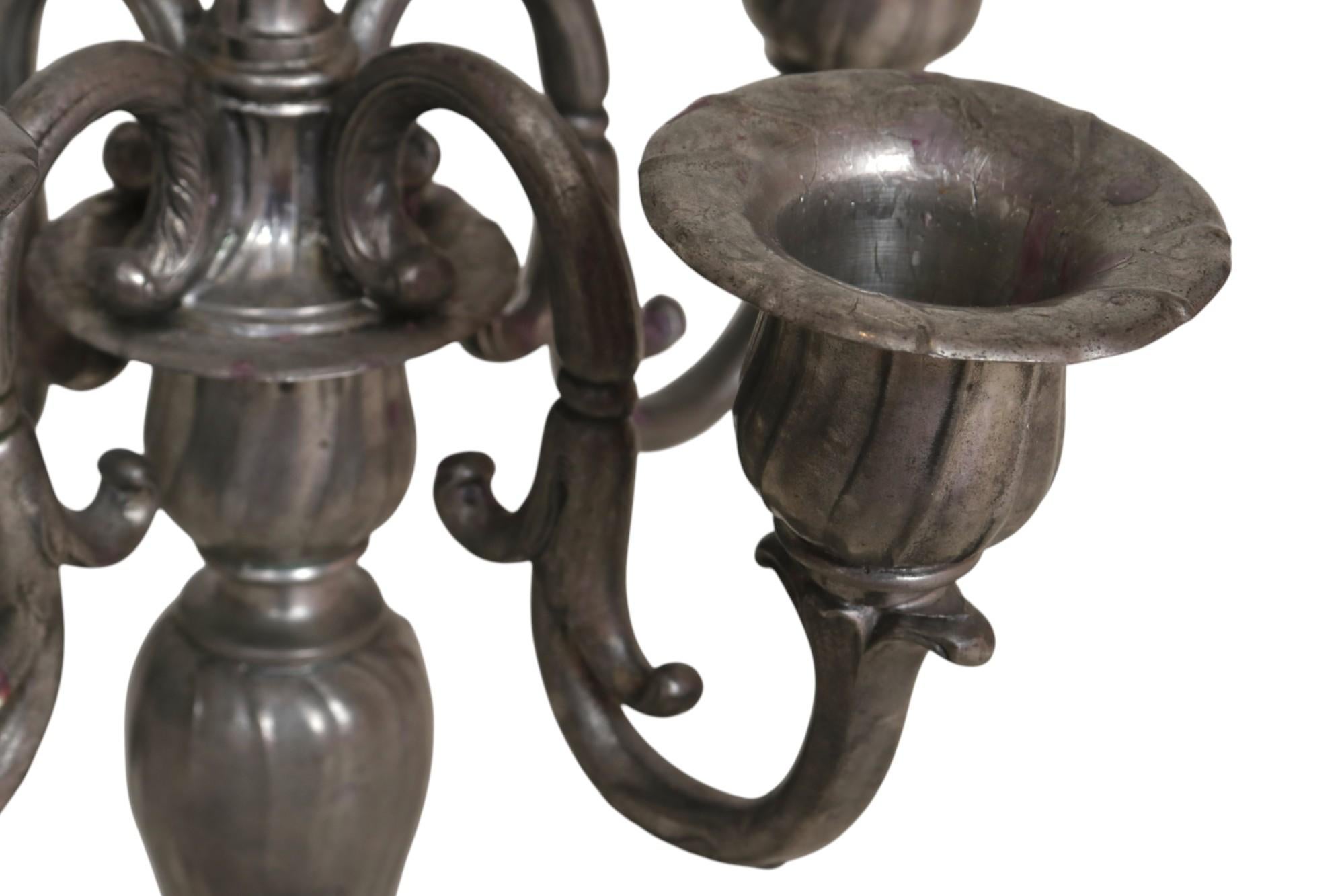 Paire de chandeliers suisses en étain du 19e siècle Bon état - En vente à Bradenton, FL
